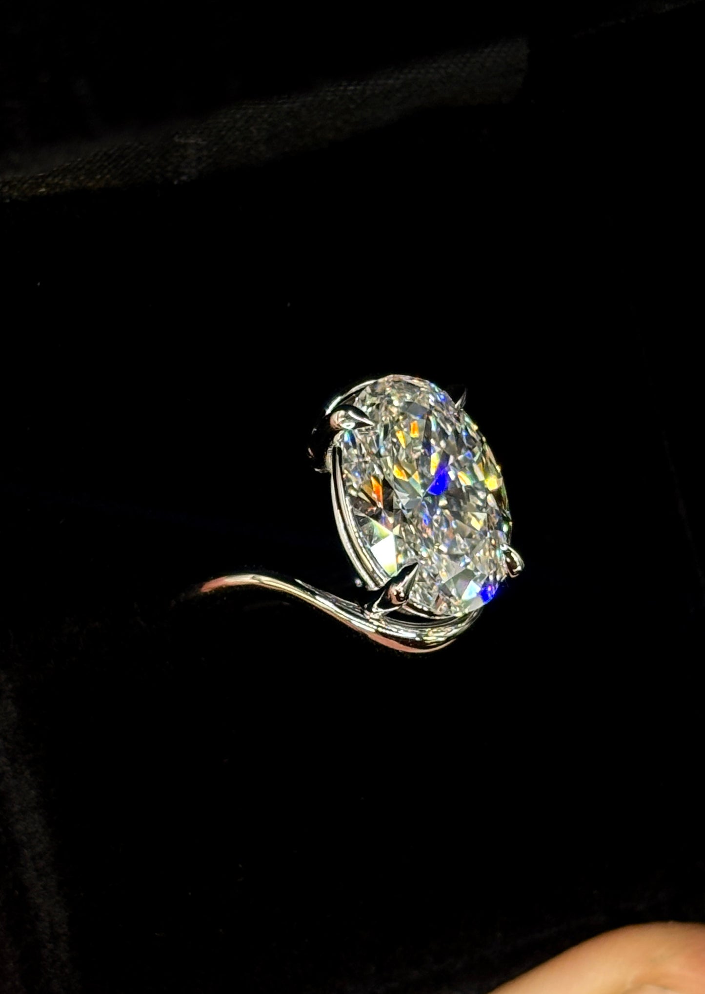 5.00ct Oval Brilliant Cut (D VS1) Diamond Engagement Ring – IGI Certified – Sculptural Bypass Solitaire