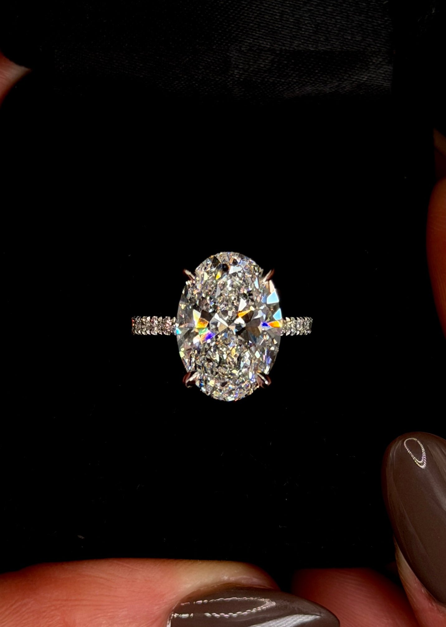 6.00ct Oval Brilliant Cut (D VVS2) Engagement Ring – IGI Certified – Diamond Shank