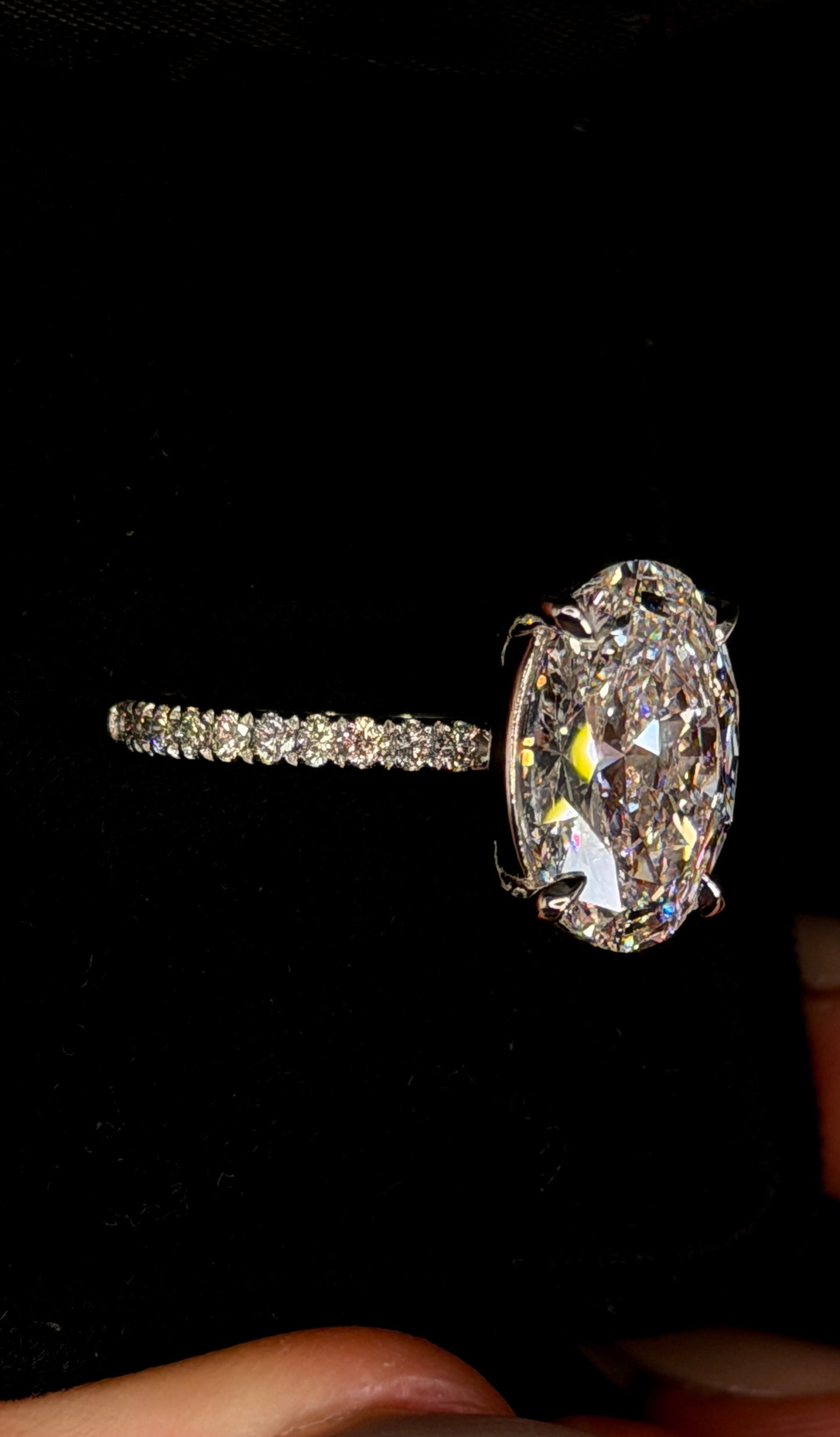 6.00ct Oval Brilliant Cut (D VVS2) Engagement Ring – IGI Certified – Diamond Shank