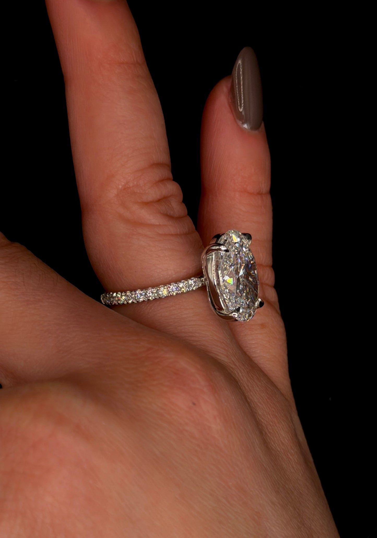 6.00ct Oval Brilliant Cut (D VVS2) Engagement Ring – IGI Certified – Diamond Shank