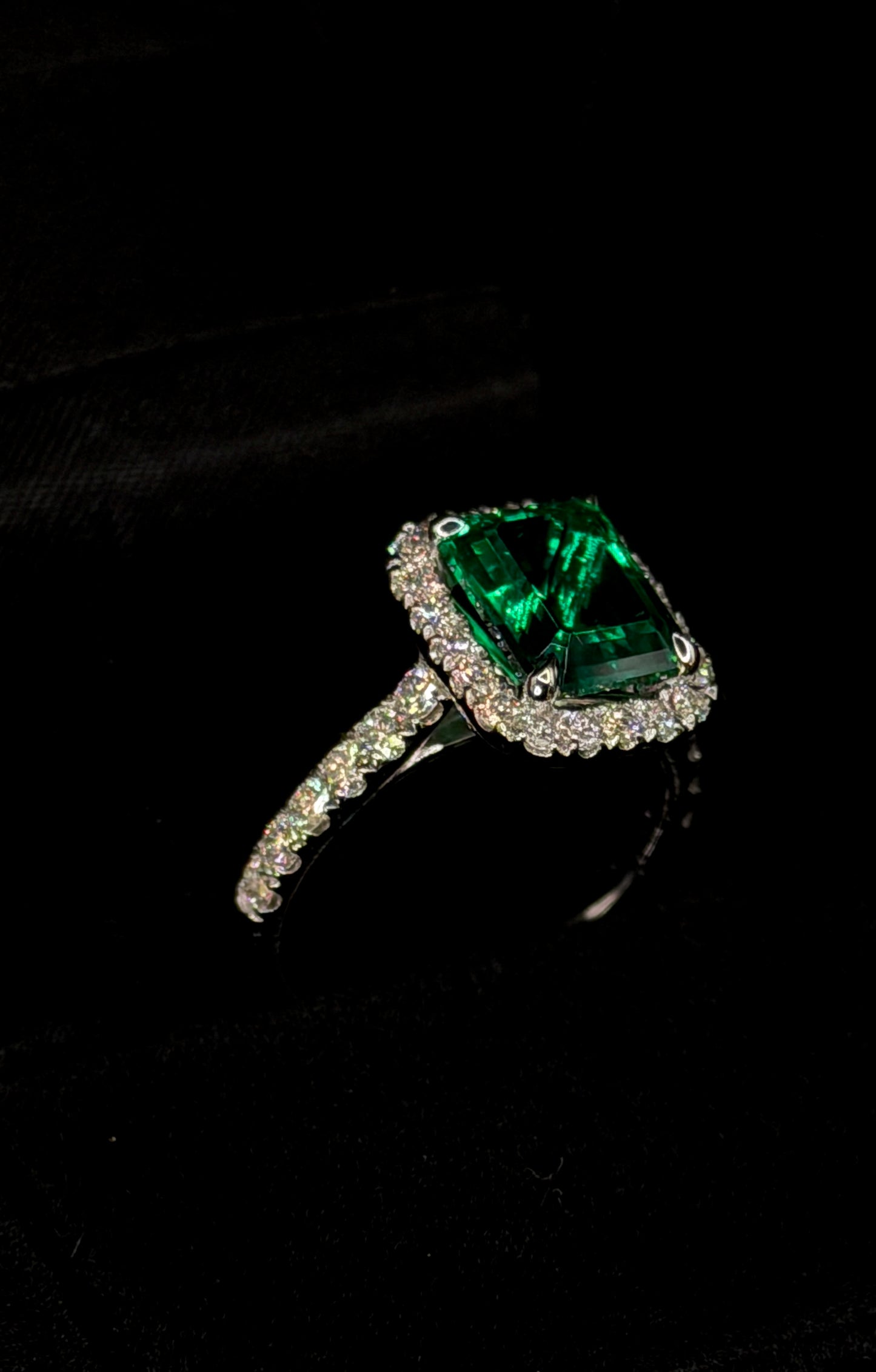 2.00ct Emerald Cut (Royal Green) Engagement Ring – IGI Certified – Diamond Shank & Halo