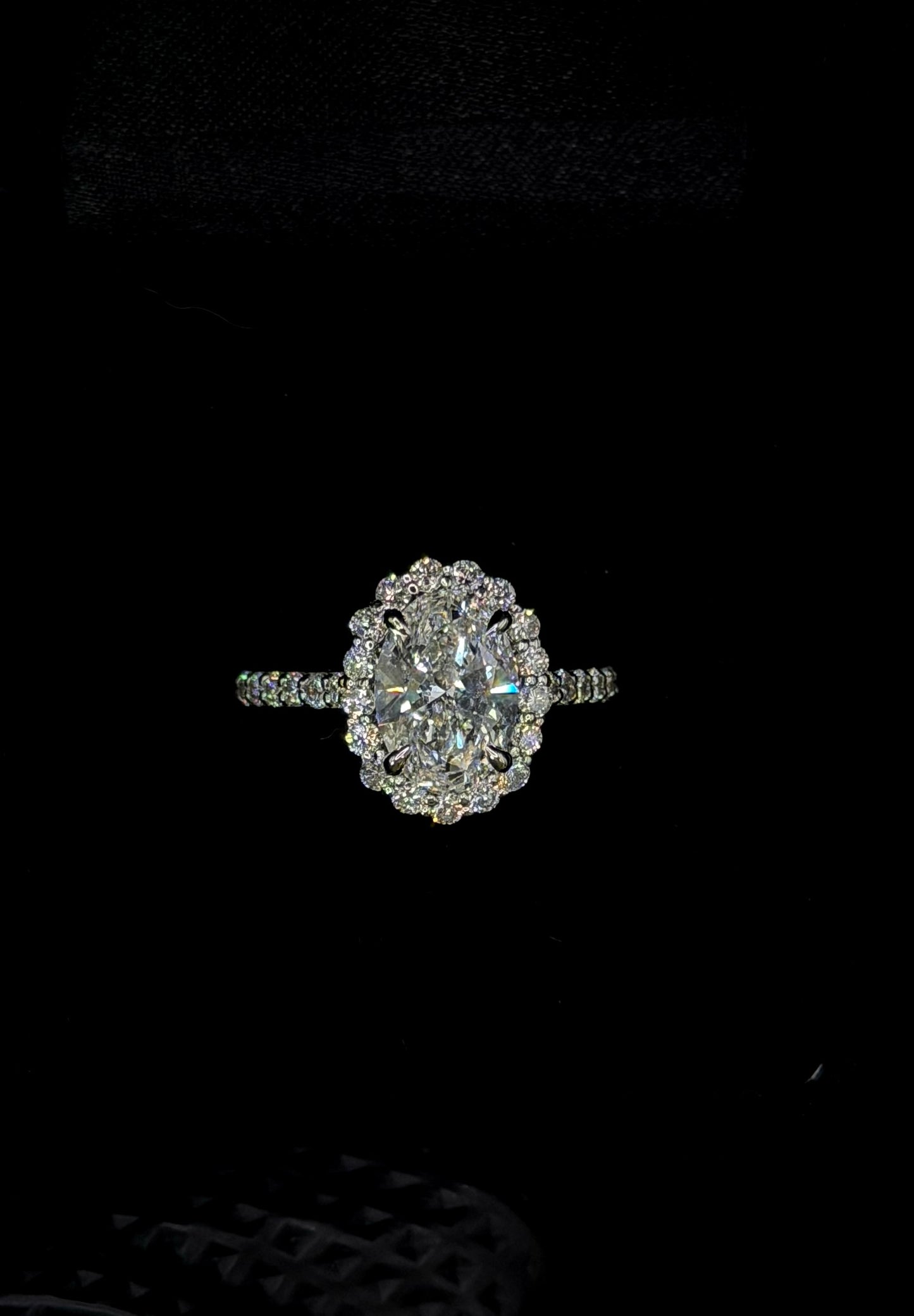 2.00ct Oval Brilliant Cut (E VS1) Engagement Ring – IGI Certified – Diamond Shank & Halo