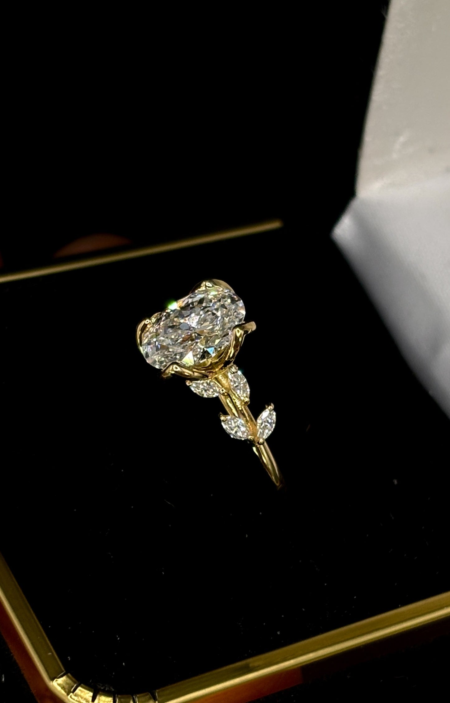 2.00ct Oval Brilliant Cut (E VS1) Diamond Engagement Ring – IGI Certified – Floral Marquise