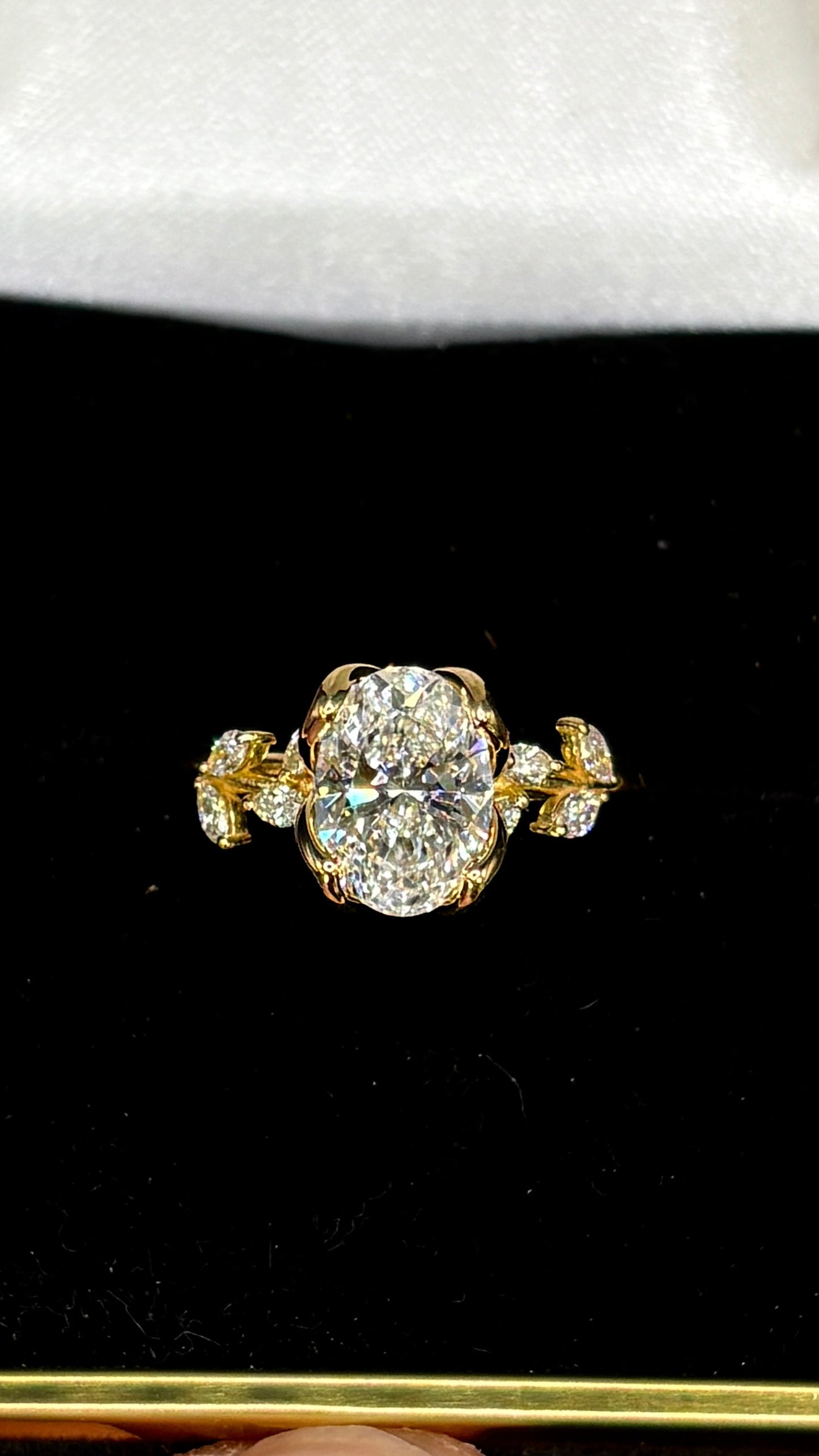 2.00ct Oval Brilliant Cut (E VS1) Diamond Engagement Ring – IGI Certified – Floral Marquise