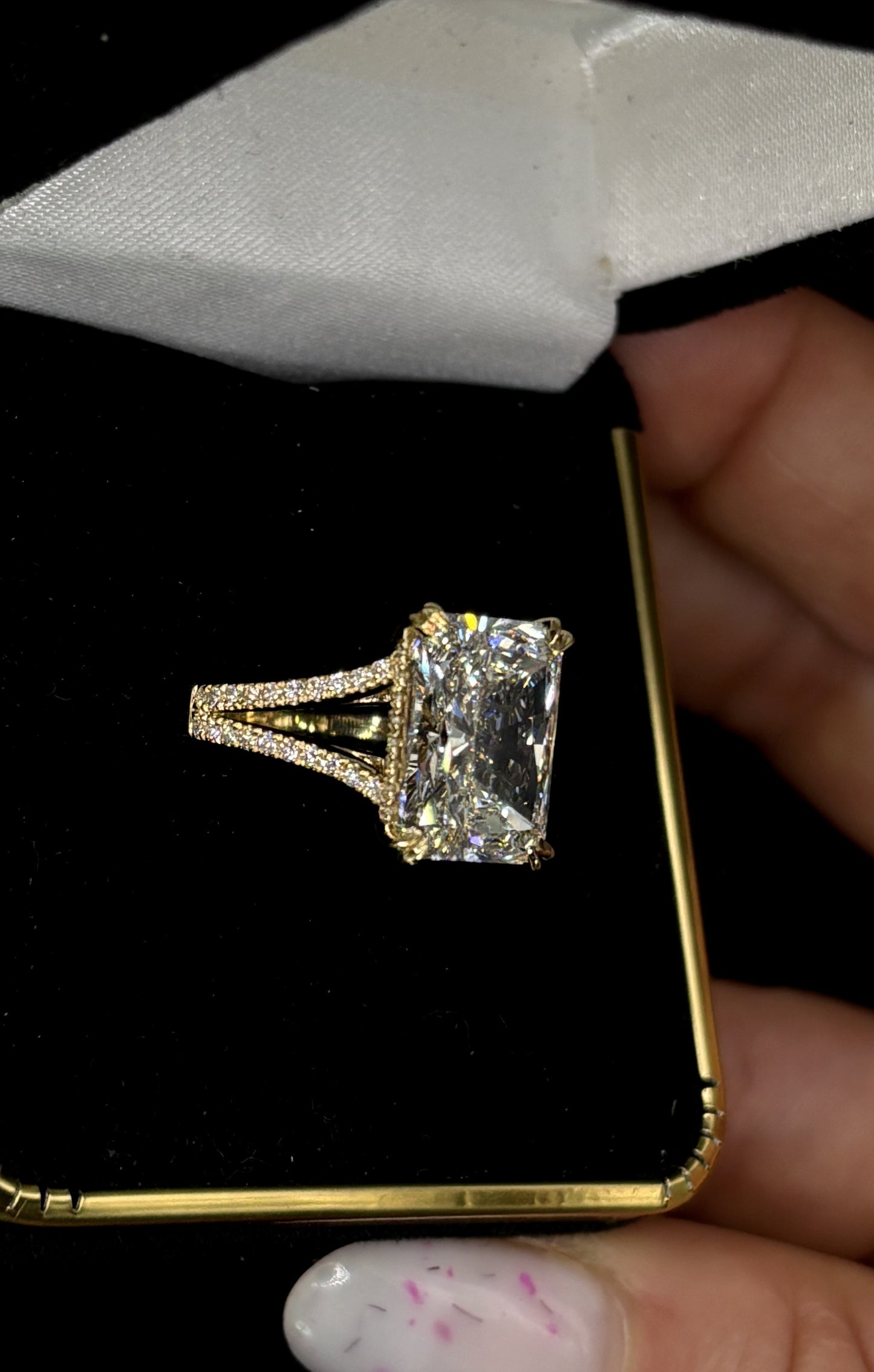 5.50ct Radiant Cut (G VS1) Diamond Engagement Ring – IGI Certified – Split Shank