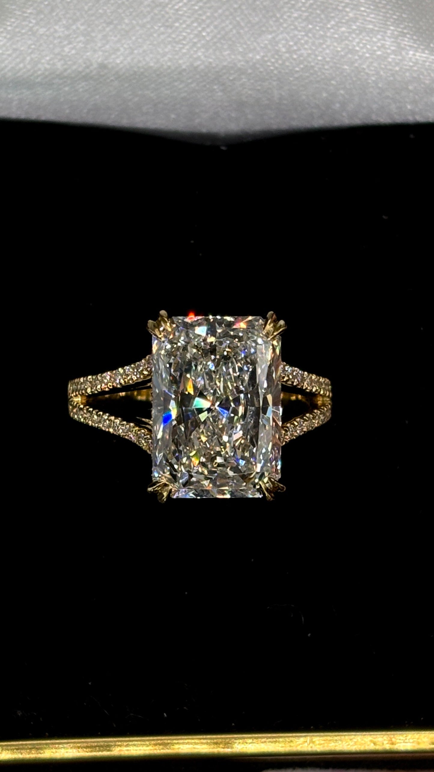 5.50ct Radiant Cut (G VS1) Diamond Engagement Ring – IGI Certified – Split Shank