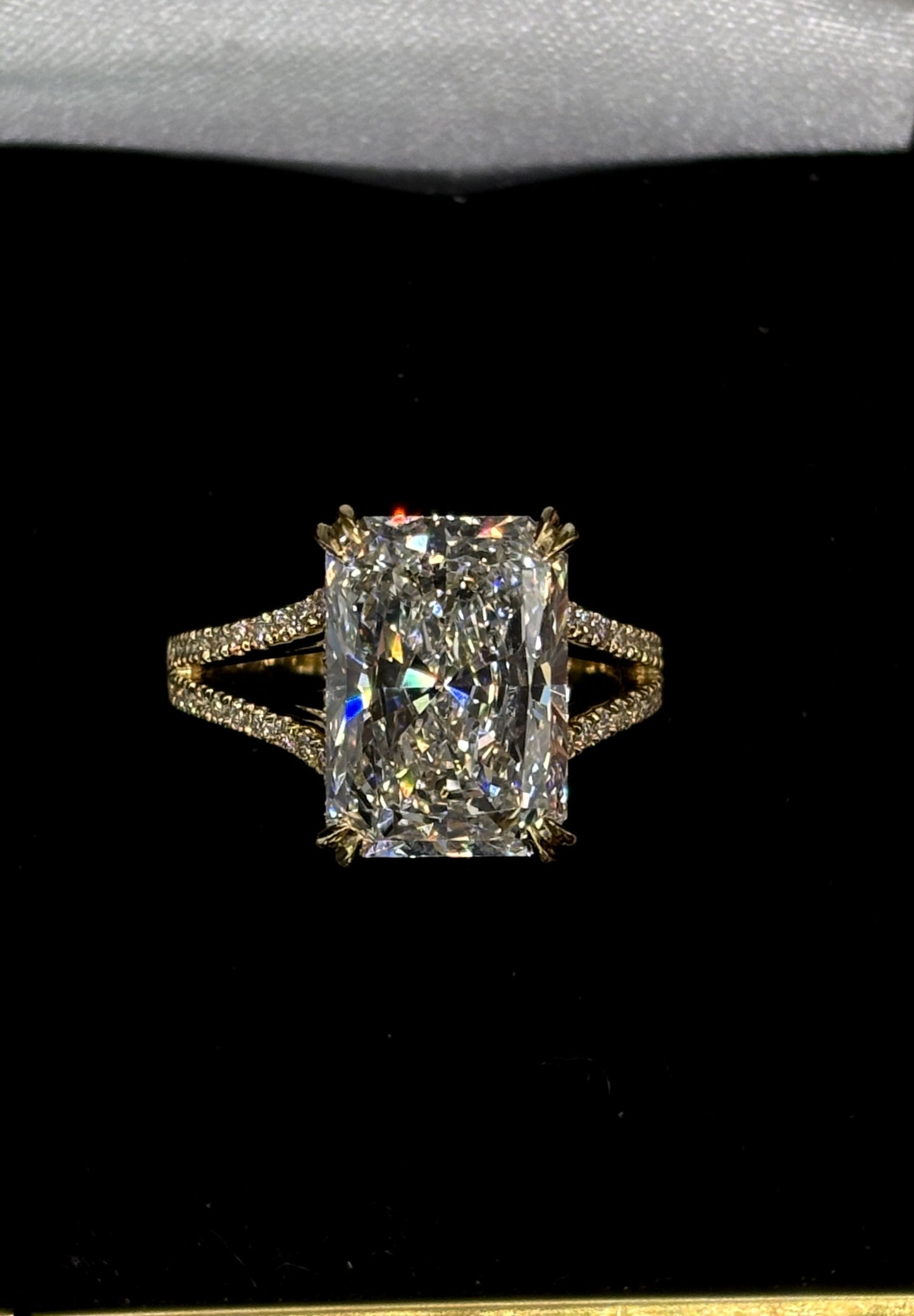 5.50ct Radiant Cut (G VS1) Diamond Engagement Ring – IGI Certified – Split Shank