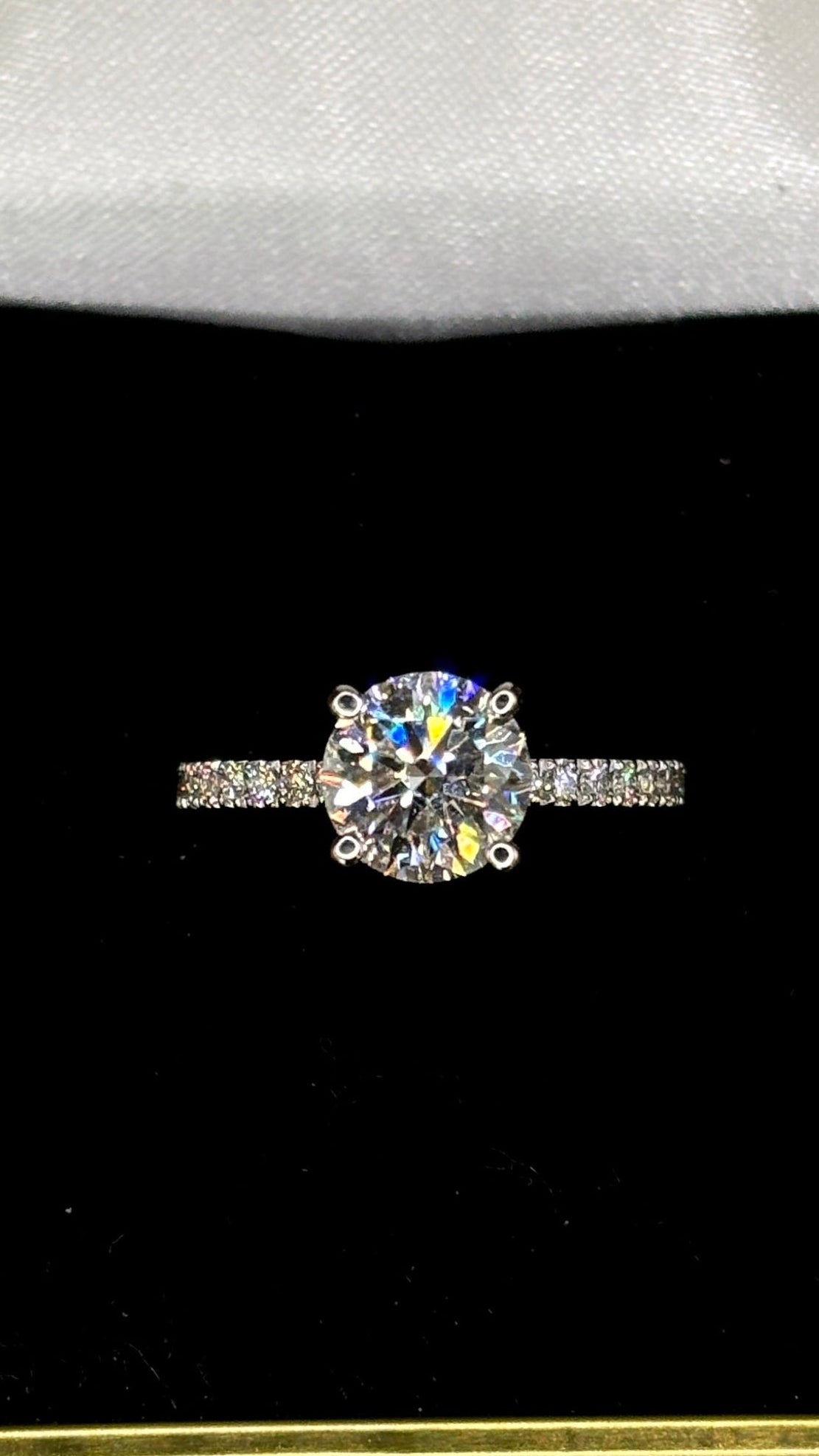 1.50ct Round Brilliant Cut (F VS1) Diamond Engagement Ring – IGI Certified · Pavé Accent Elegance