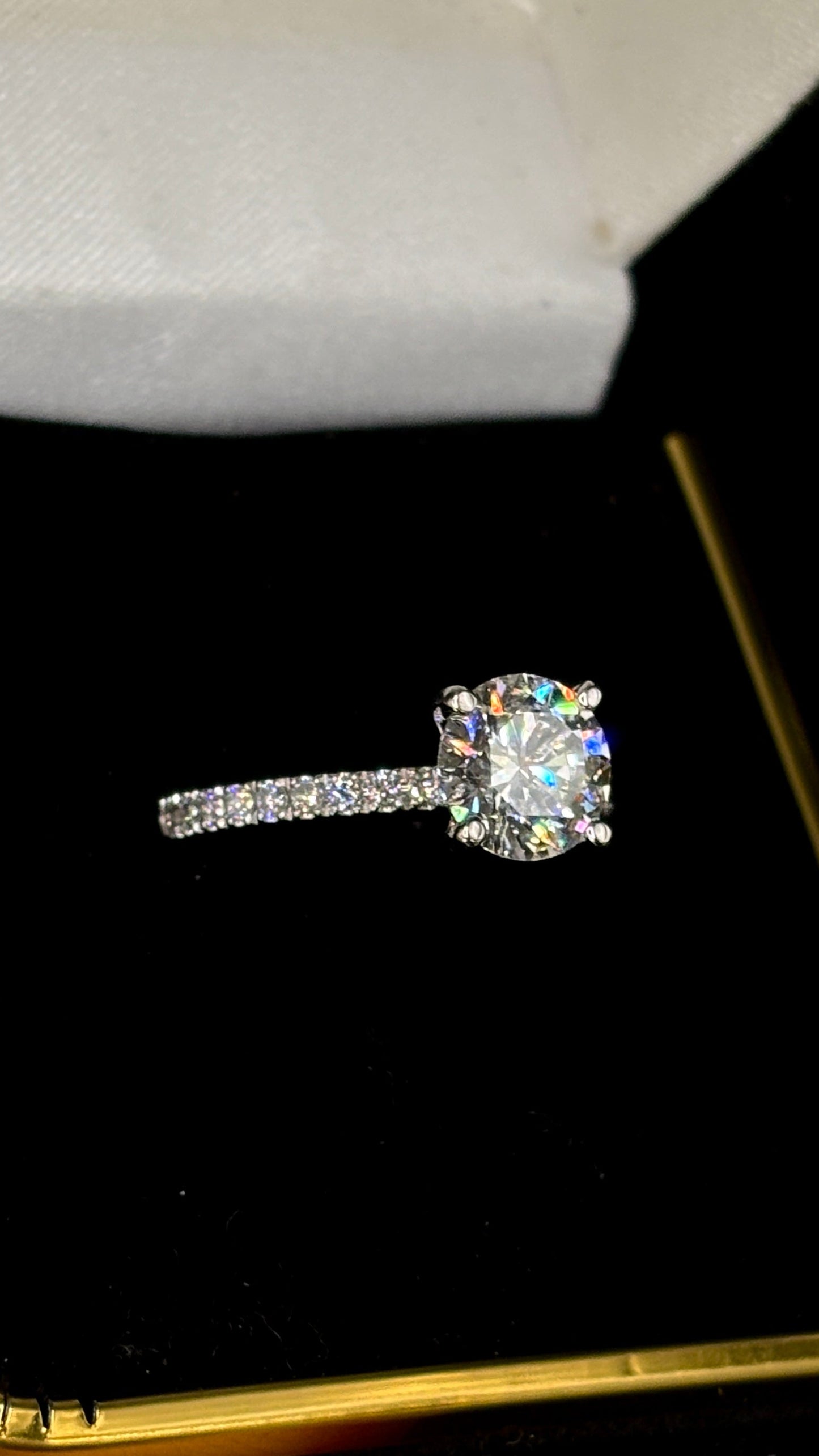 1.50ct Round Brilliant Cut (F VS1) Diamond Engagement Ring – IGI Certified · Pavé Accent Elegance