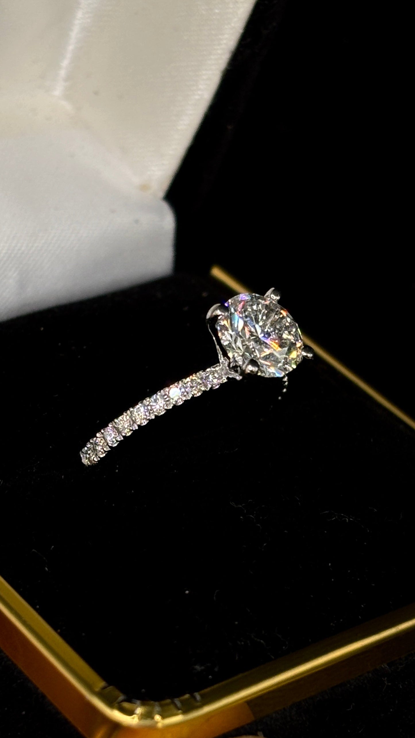 1.50ct Round Brilliant Cut (F VS1) Diamond Engagement Ring – IGI Certified · Pavé Accent Elegance