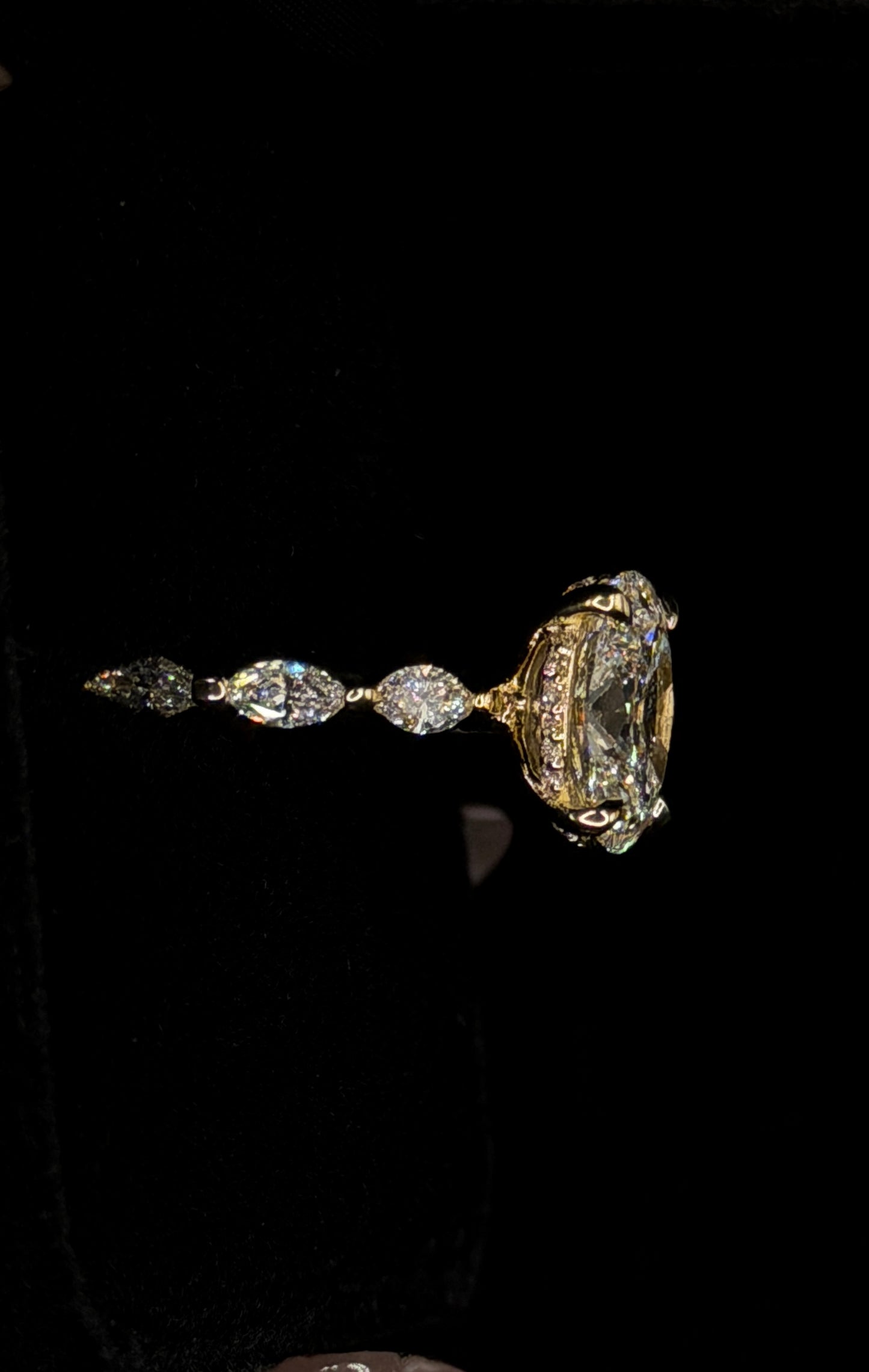 2.50ct Oval Brilliant Cut (E VS1) Engagement Ring – IGI Certified – Marquise Diamond Shank & Hidden Halo