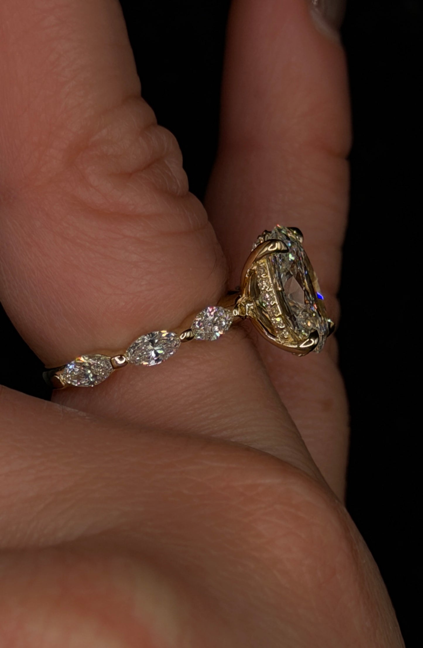 2.50ct Oval Brilliant Cut (E VS1) Engagement Ring – IGI Certified – Marquise Diamond Shank & Hidden Halo