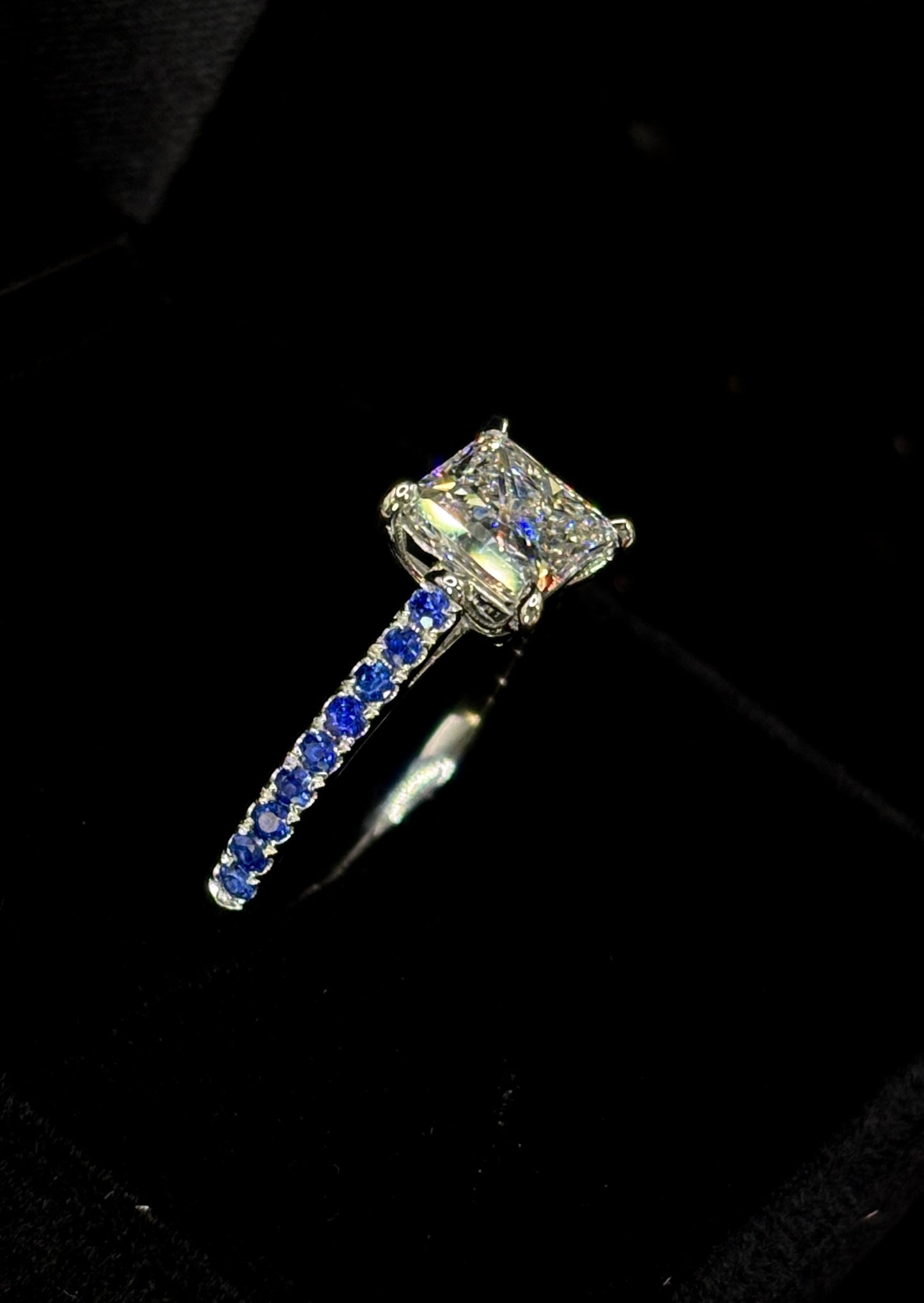 2.00ct Princess Cut (E VVS2) Diamond Engagement Ring – IGI Certified – Natural Sapphire Shank