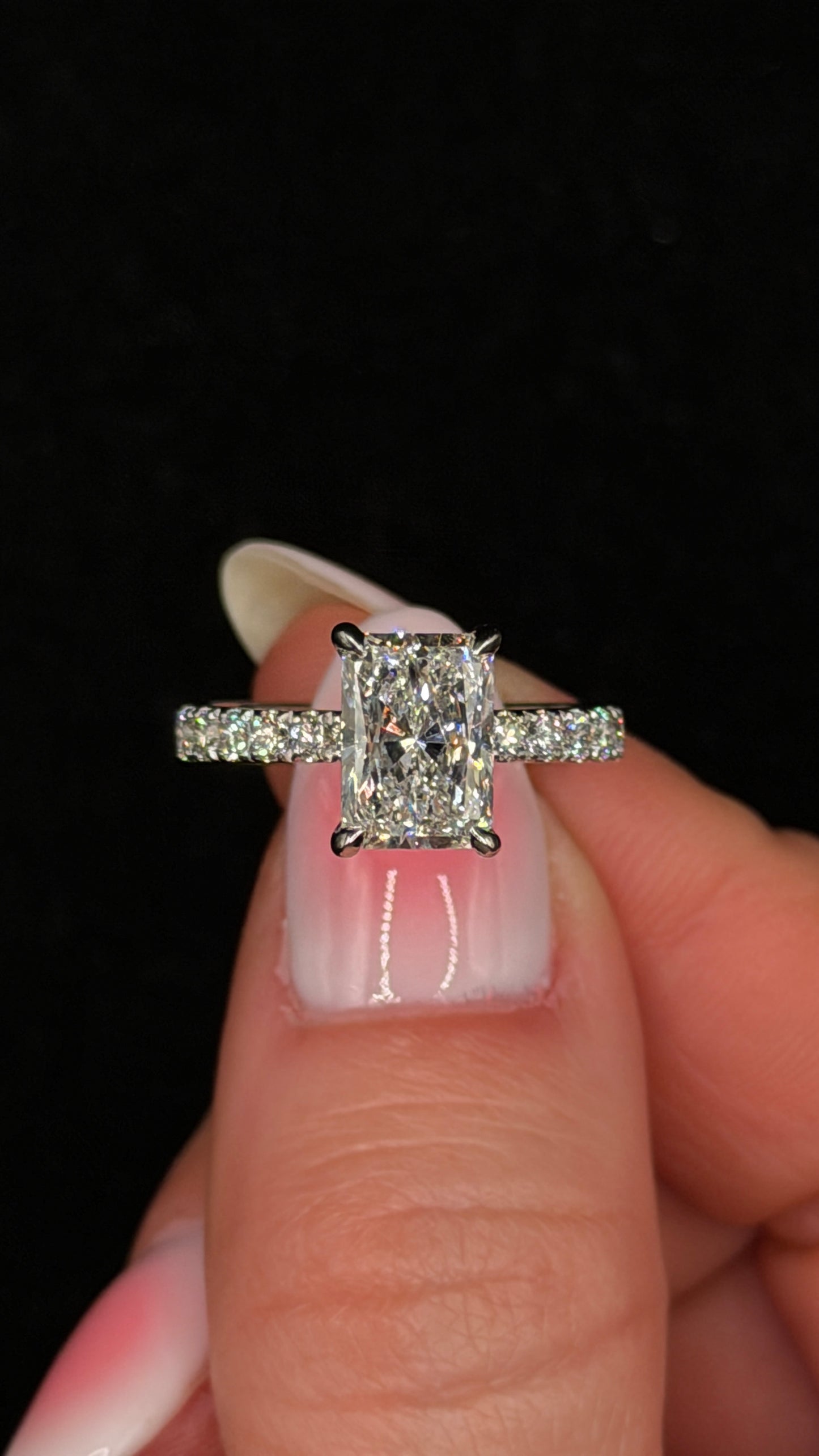 2.00ct Radiant Cut (E VVS2) Engagement Ring – IGI Certified – Tapered Diamond Shank