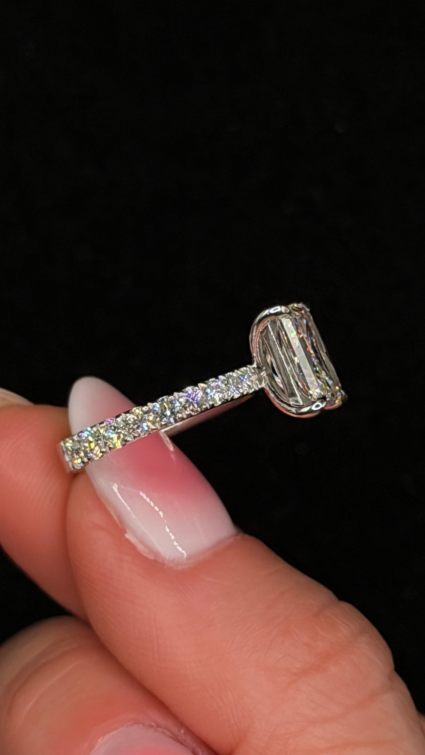 2.00ct Radiant Cut (E VVS2) Engagement Ring – IGI Certified – Tapered Diamond Shank