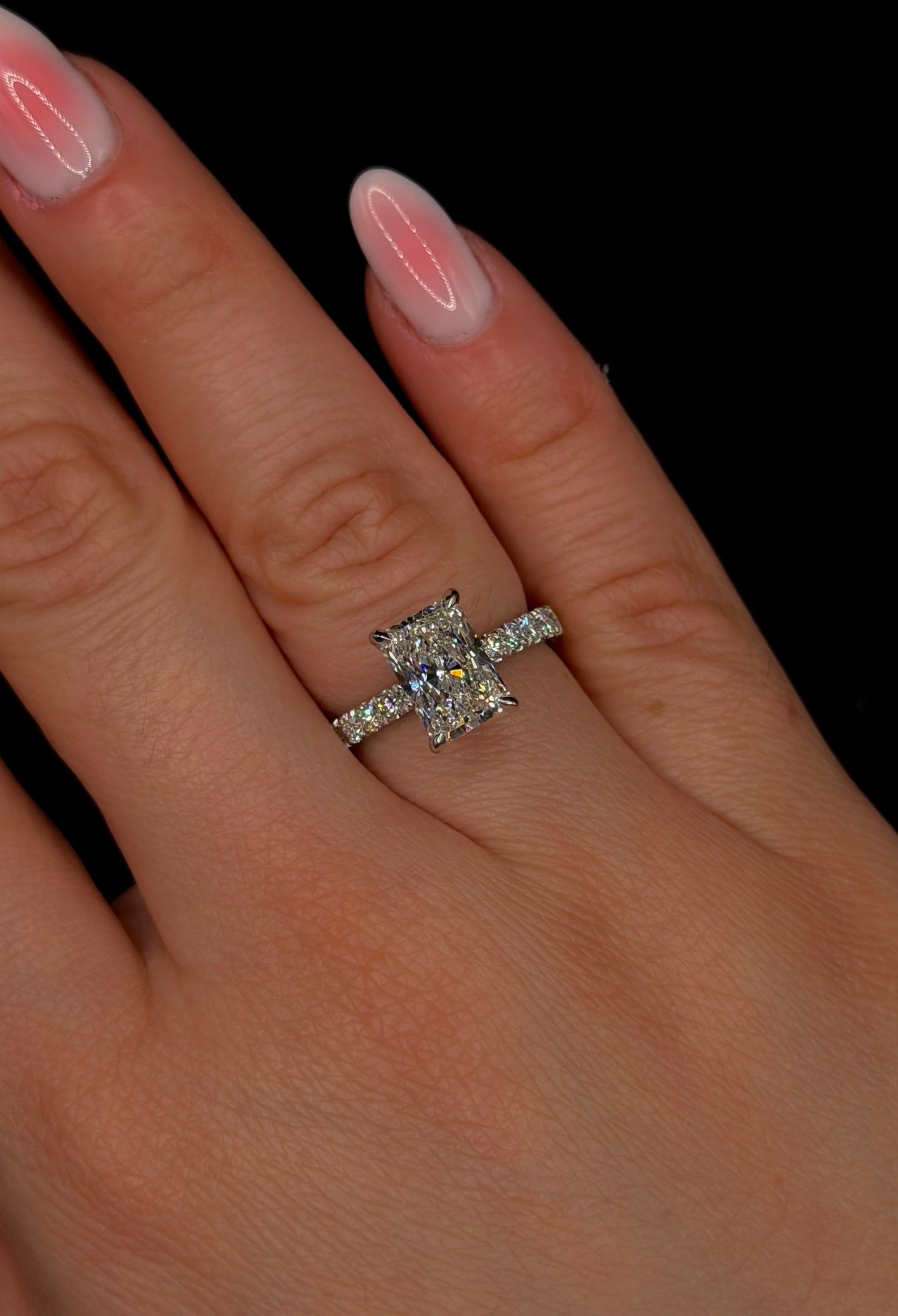 2.00ct Radiant Cut (E VVS2) Engagement Ring – IGI Certified – Tapered Diamond Shank