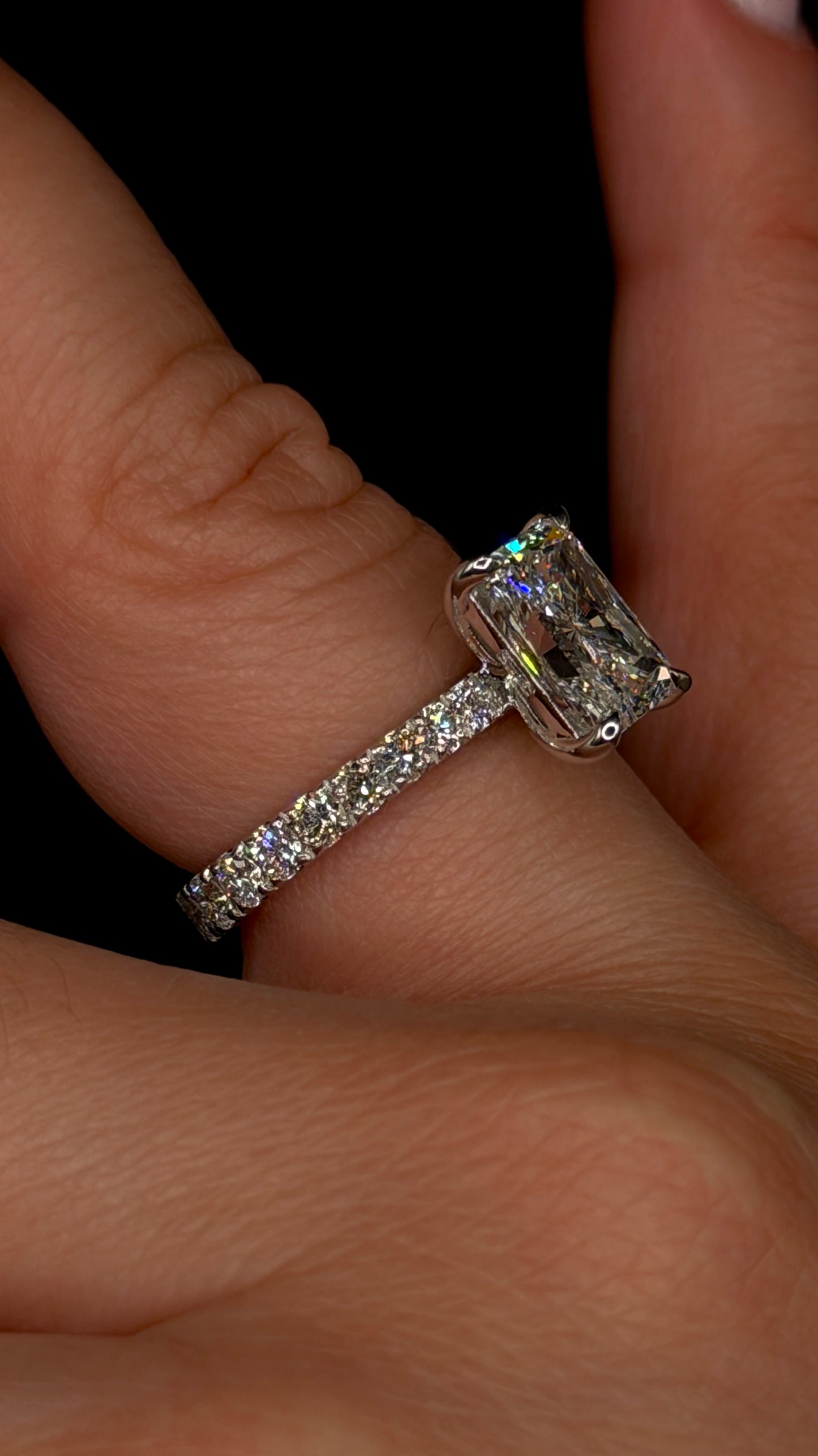 2.00ct Radiant Cut (E VVS2) Engagement Ring – IGI Certified – Tapered Diamond Shank