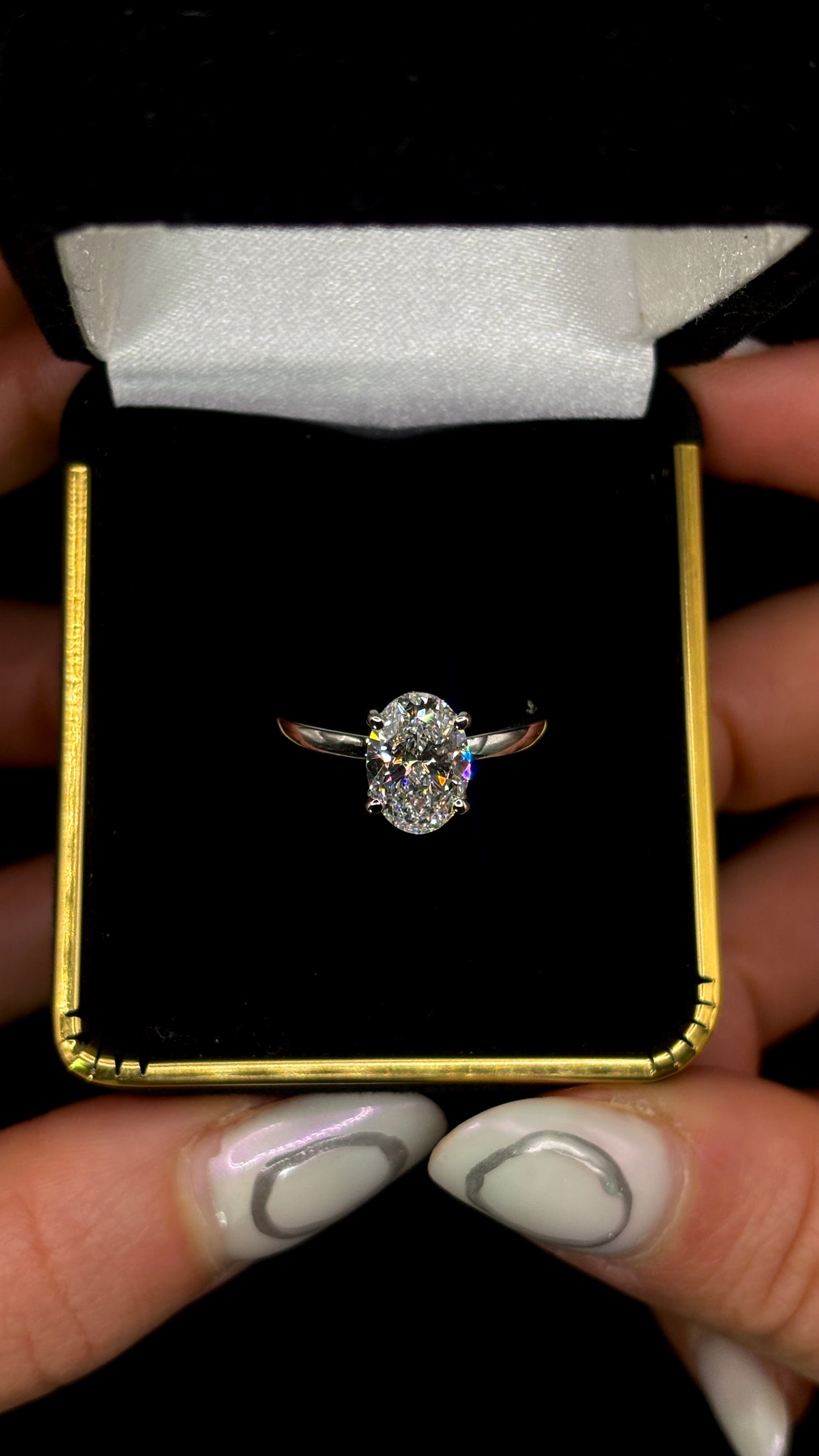 1.80ct Oval Brilliant Cut (E VVS2) Diamond Engagement Ring – IGI Certified – Classic Solitaire
