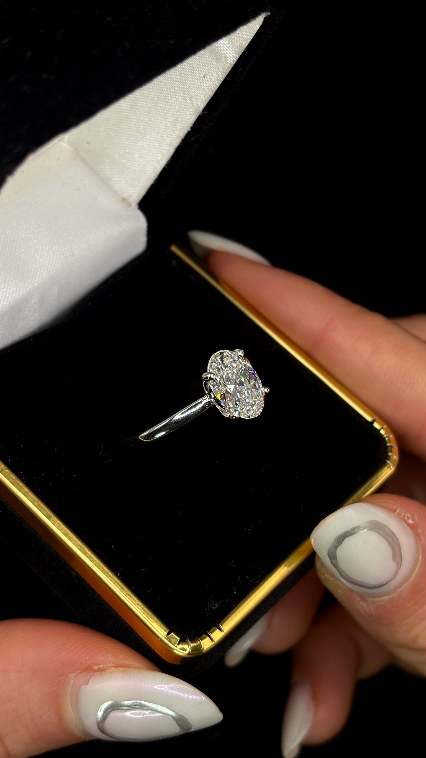 1.80ct Oval Brilliant Cut (E VVS2) Diamond Engagement Ring – IGI Certified – Classic Solitaire