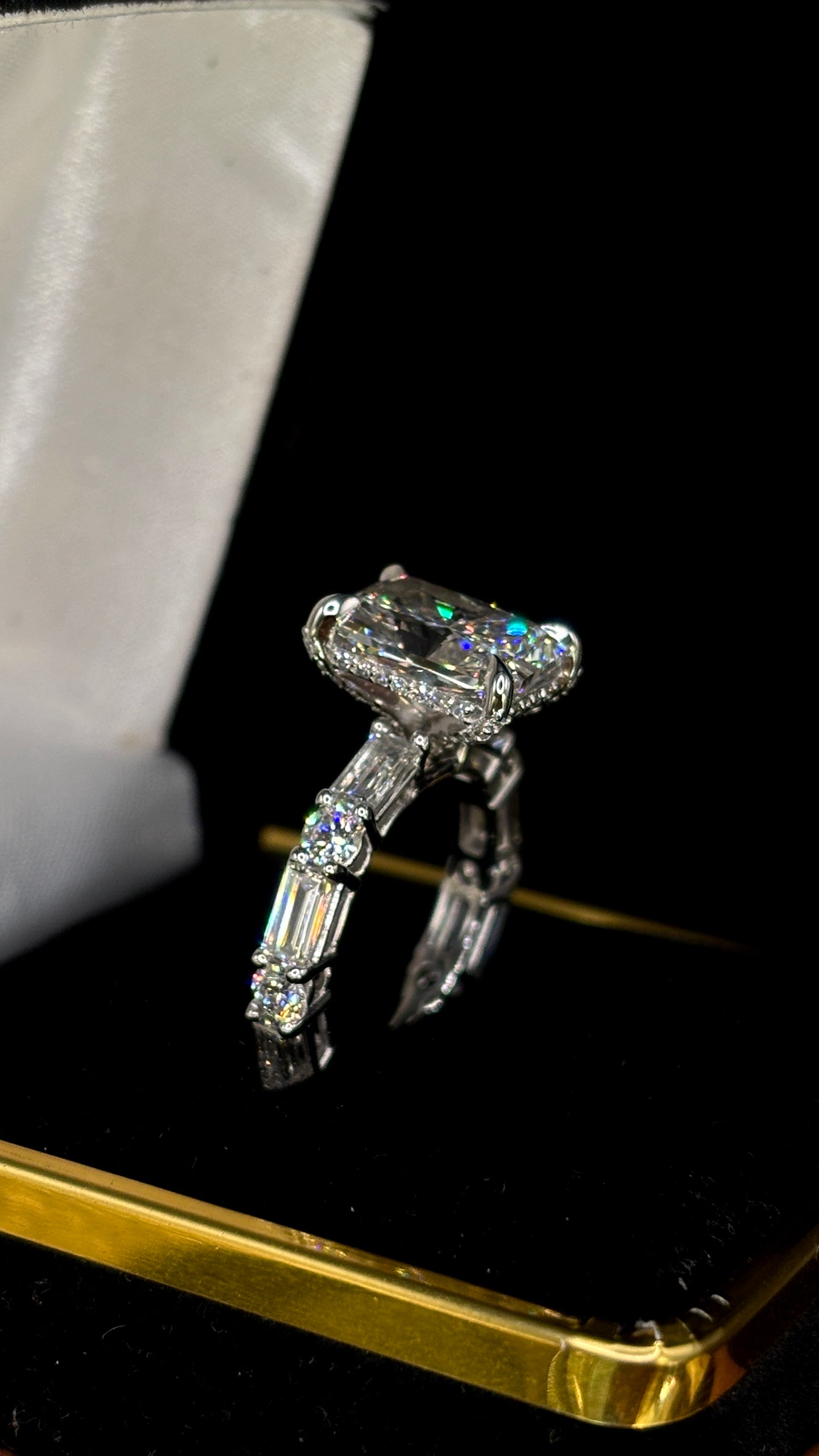 3.50ct Radiant Cut (D VVS2) Diamond Engagement Ring – IGI Certified – Baguette & Round Shared Prong Shank