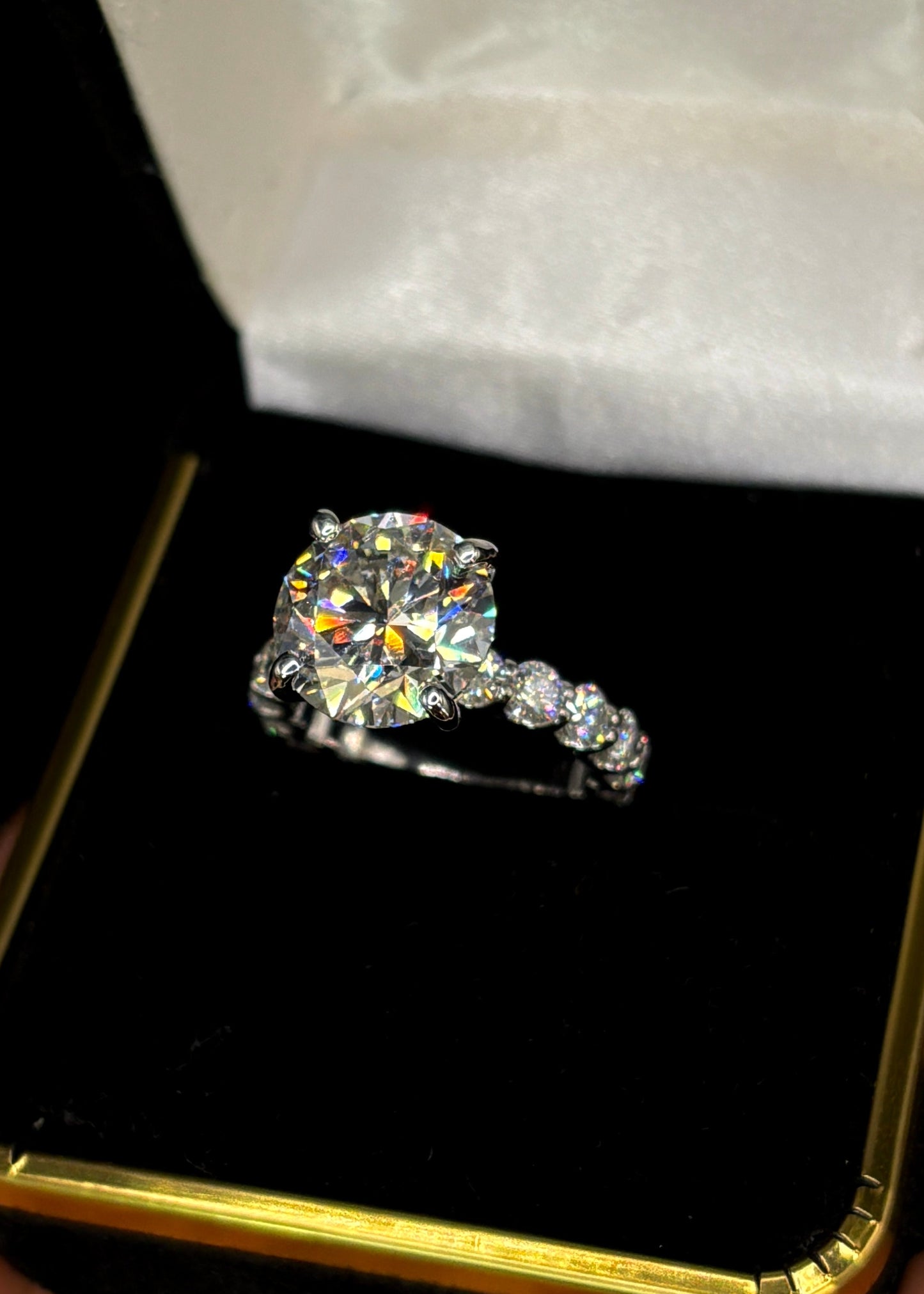 4.50ct Round Brilliant (E VS1) Diamond Engagement Ring – IGI Certified – Pavé Shank