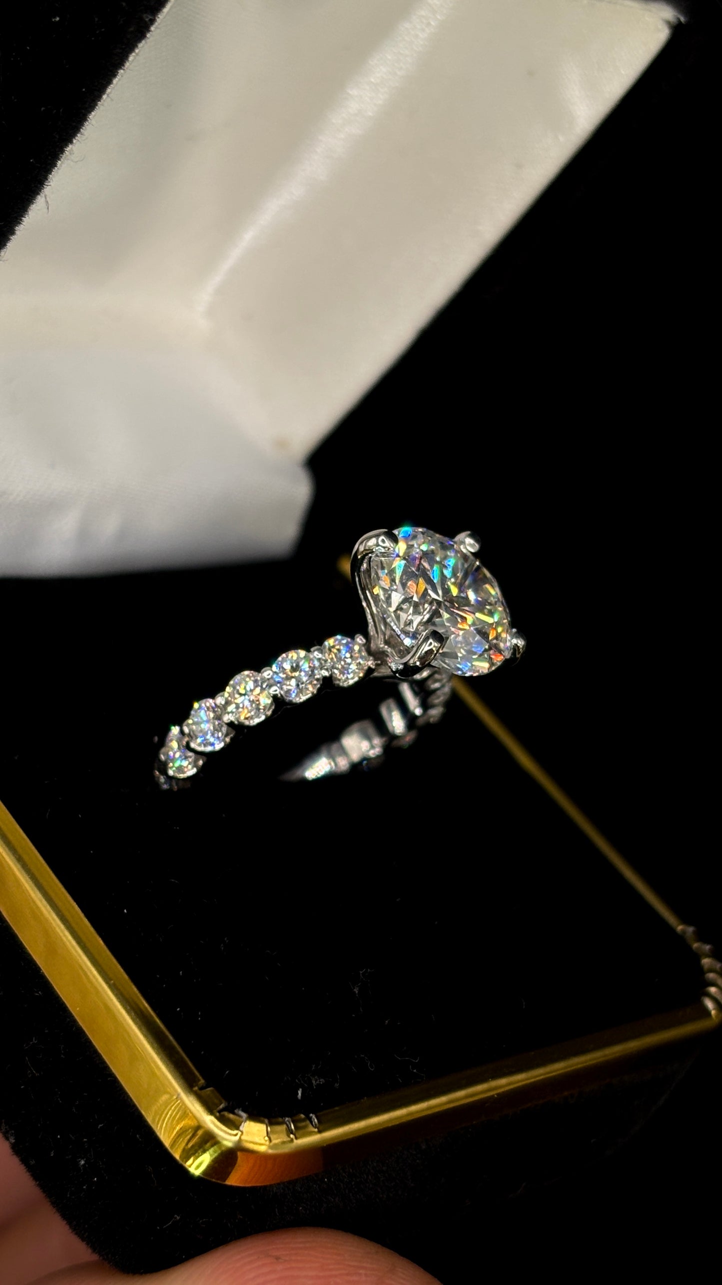 4.50ct Round Brilliant (E VS1) Diamond Engagement Ring – IGI Certified – Pavé Shank