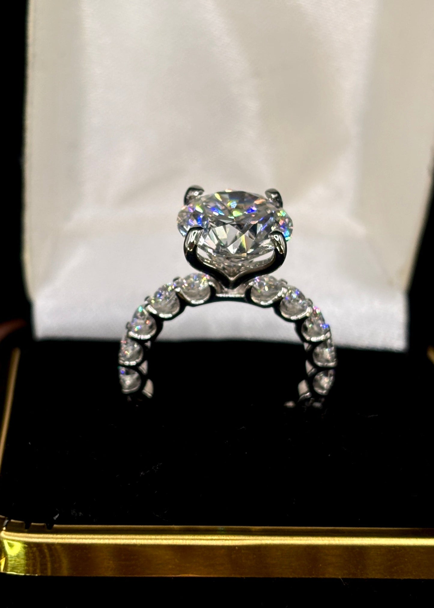 4.50ct Round Brilliant (E VS1) Diamond Engagement Ring – IGI Certified – Pavé Shank