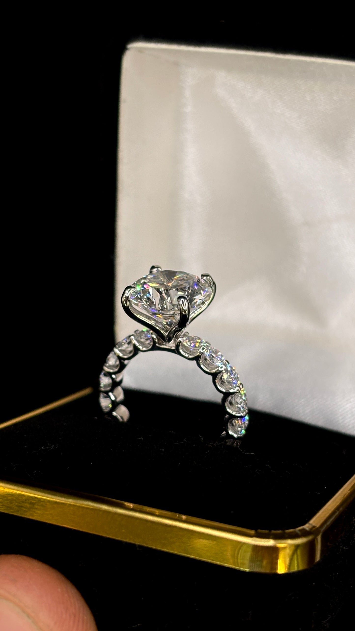 4.50ct Round Brilliant (E VS1) Diamond Engagement Ring – IGI Certified – Pavé Shank