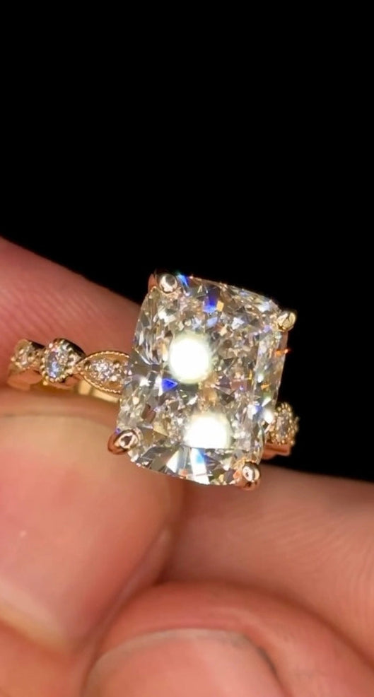 5.00ct Cushion Cut (G VS1) Diamond Engagement Ring – IGI Certified · Diamond Shank
