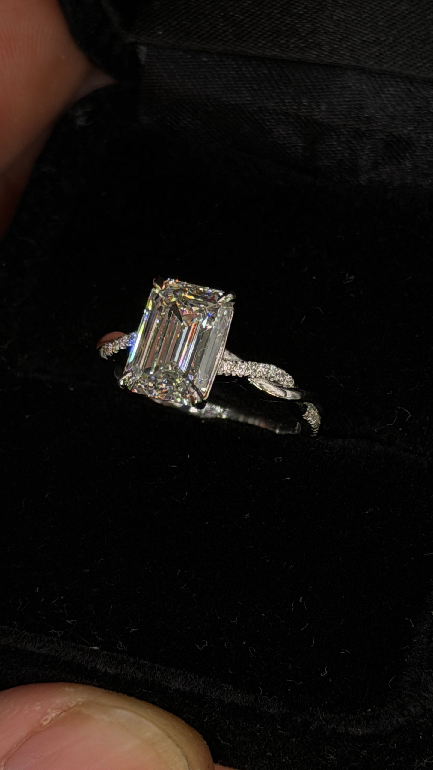 3.00ct Emerald E VS1 Twisted Shank Diamond Ring – IGI Certified