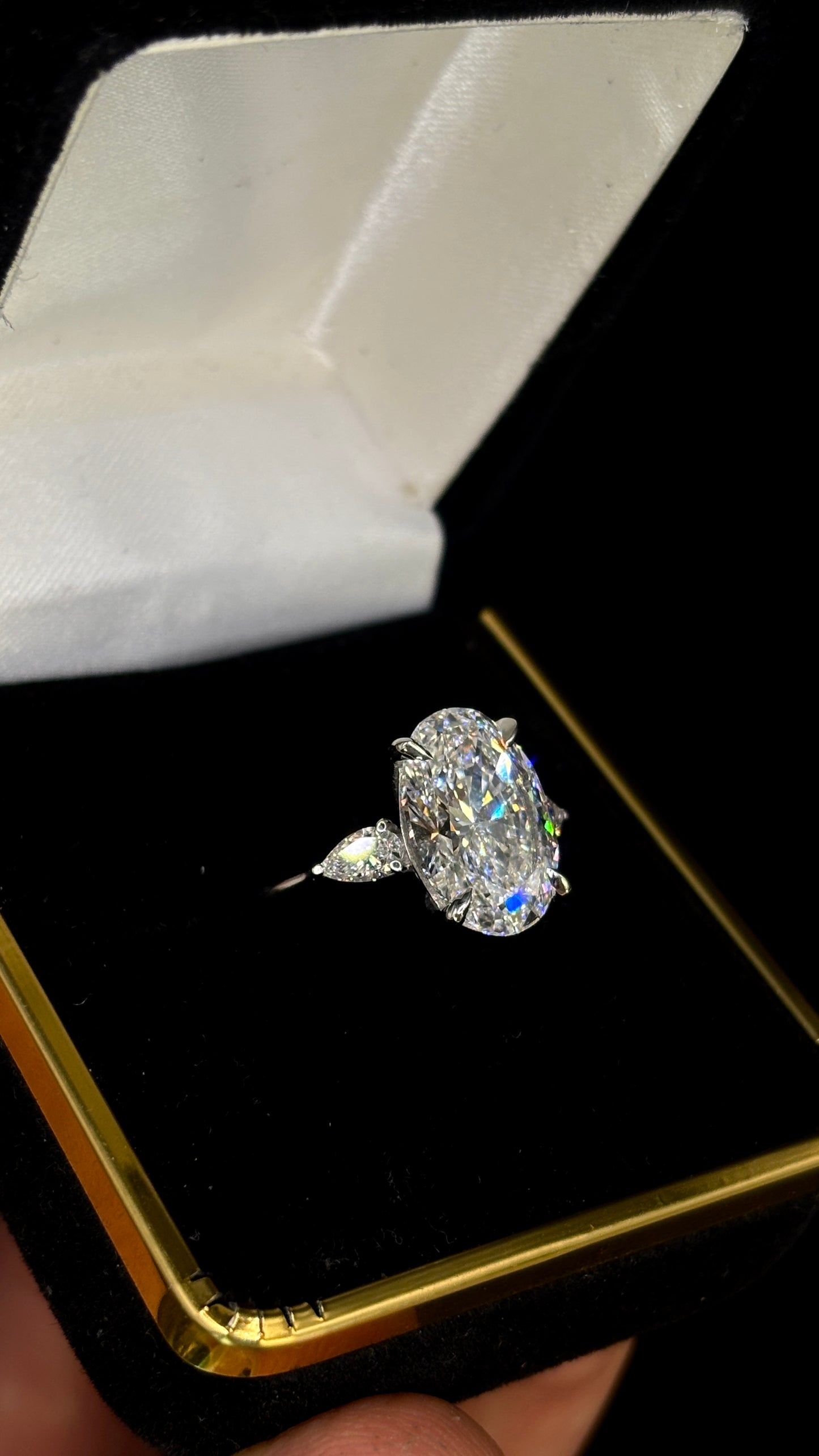 3.00ct Oval Brilliant Cut (E VS1) Diamond Engagement Ring – IGI Certified – Pear Side Stones