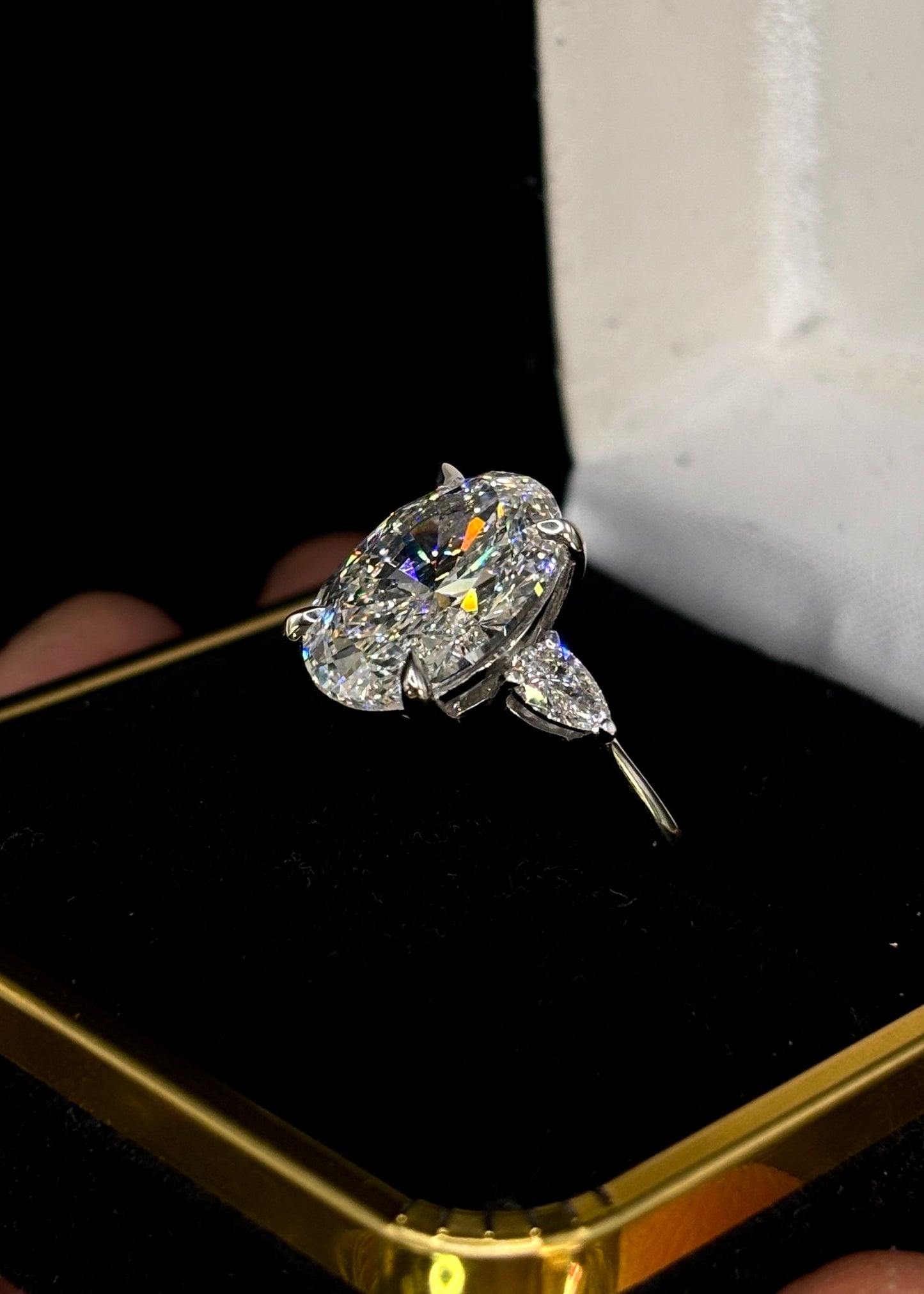 3.00ct Oval Brilliant Cut (E VS1) Diamond Engagement Ring – IGI Certified – Pear Side Stones