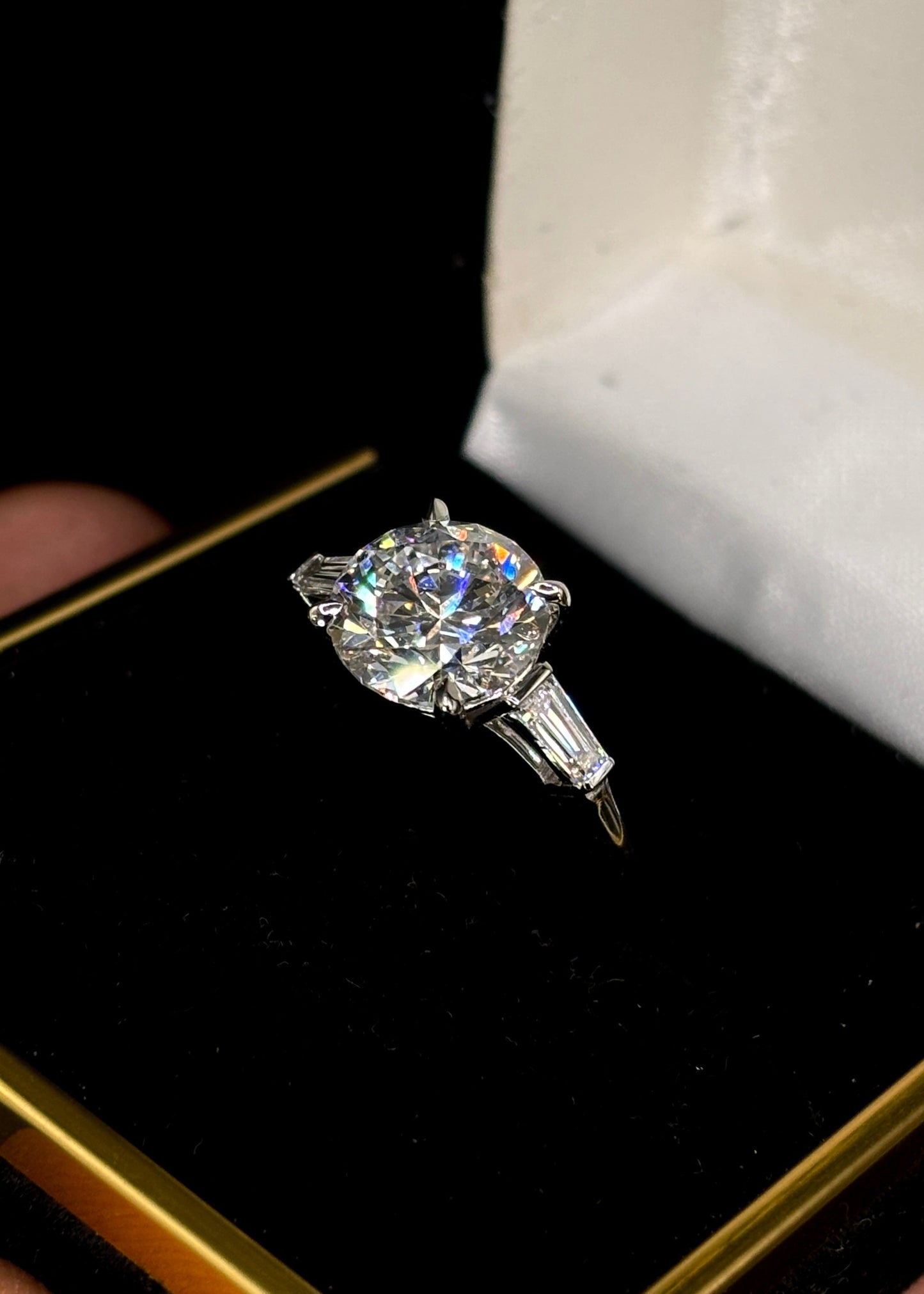 3.00ct Round Brilliant (F VS1) Diamond Engagement Ring – IGI Certified – Side-by-Side Baguettes