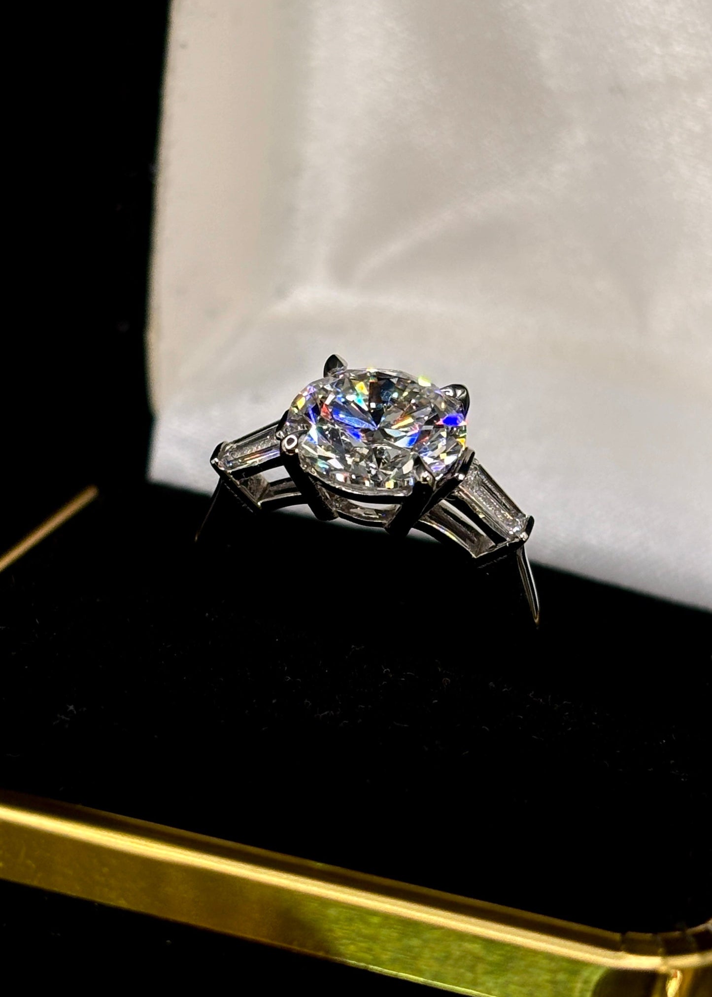 3.00ct Round Brilliant (F VS1) Diamond Engagement Ring – IGI Certified – Side-by-Side Baguettes