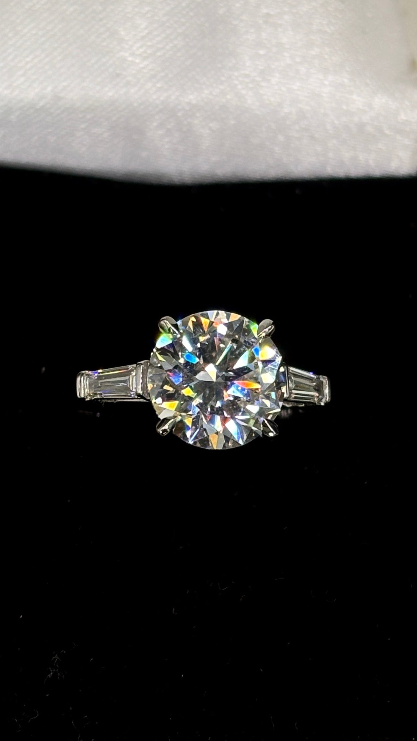 3.00ct Round Brilliant (F VS1) Diamond Engagement Ring – IGI Certified – Side-by-Side Baguettes