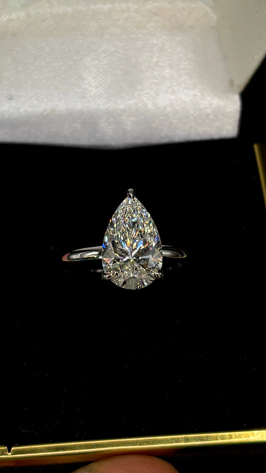 3.00ct Pear Cut (E VS1) Diamond Engagement Ring – IGI Certified – Sleek Solitaire