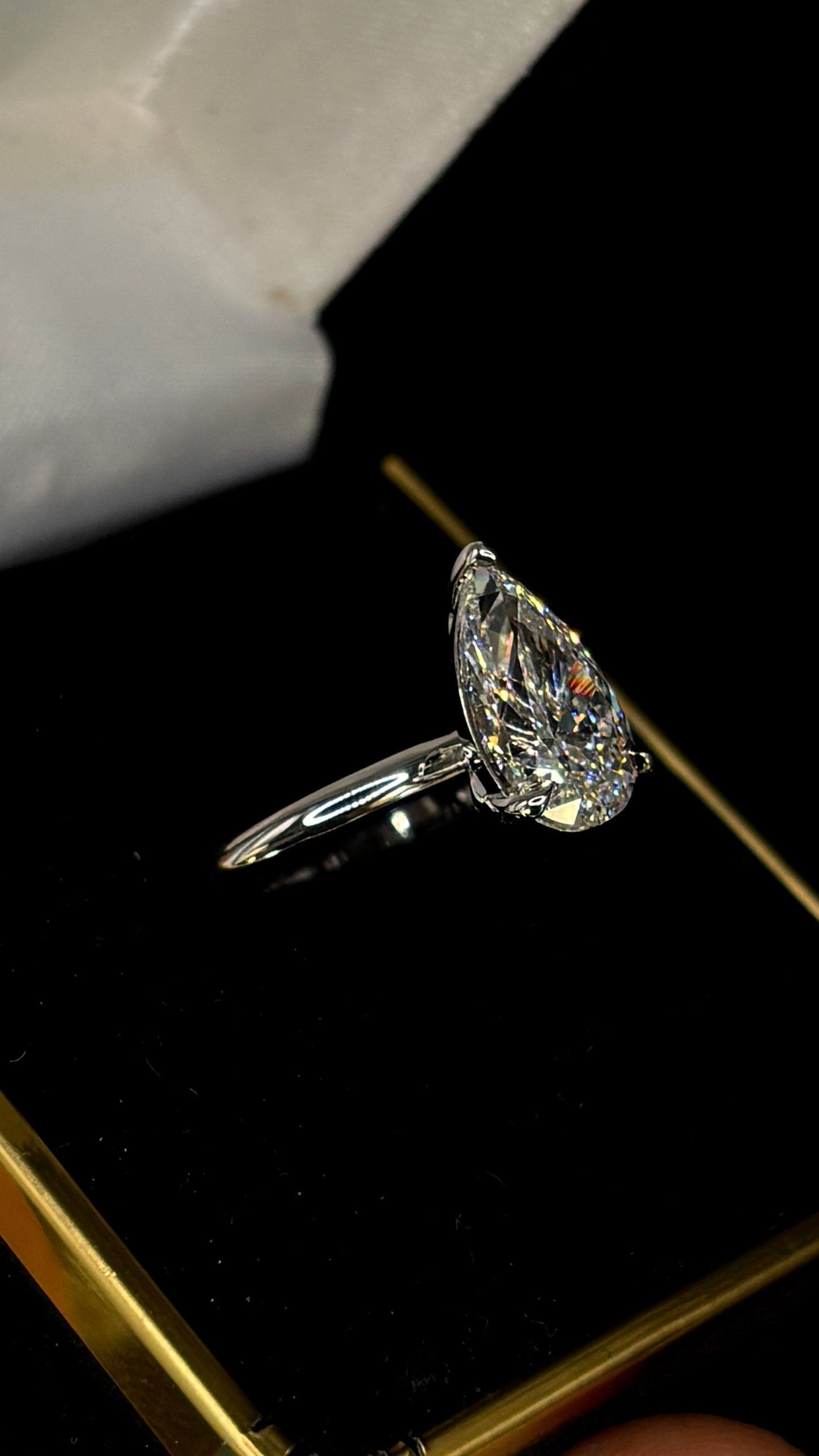 3.00ct Pear Cut (E VS1) Diamond Engagement Ring – IGI Certified – Sleek Solitaire