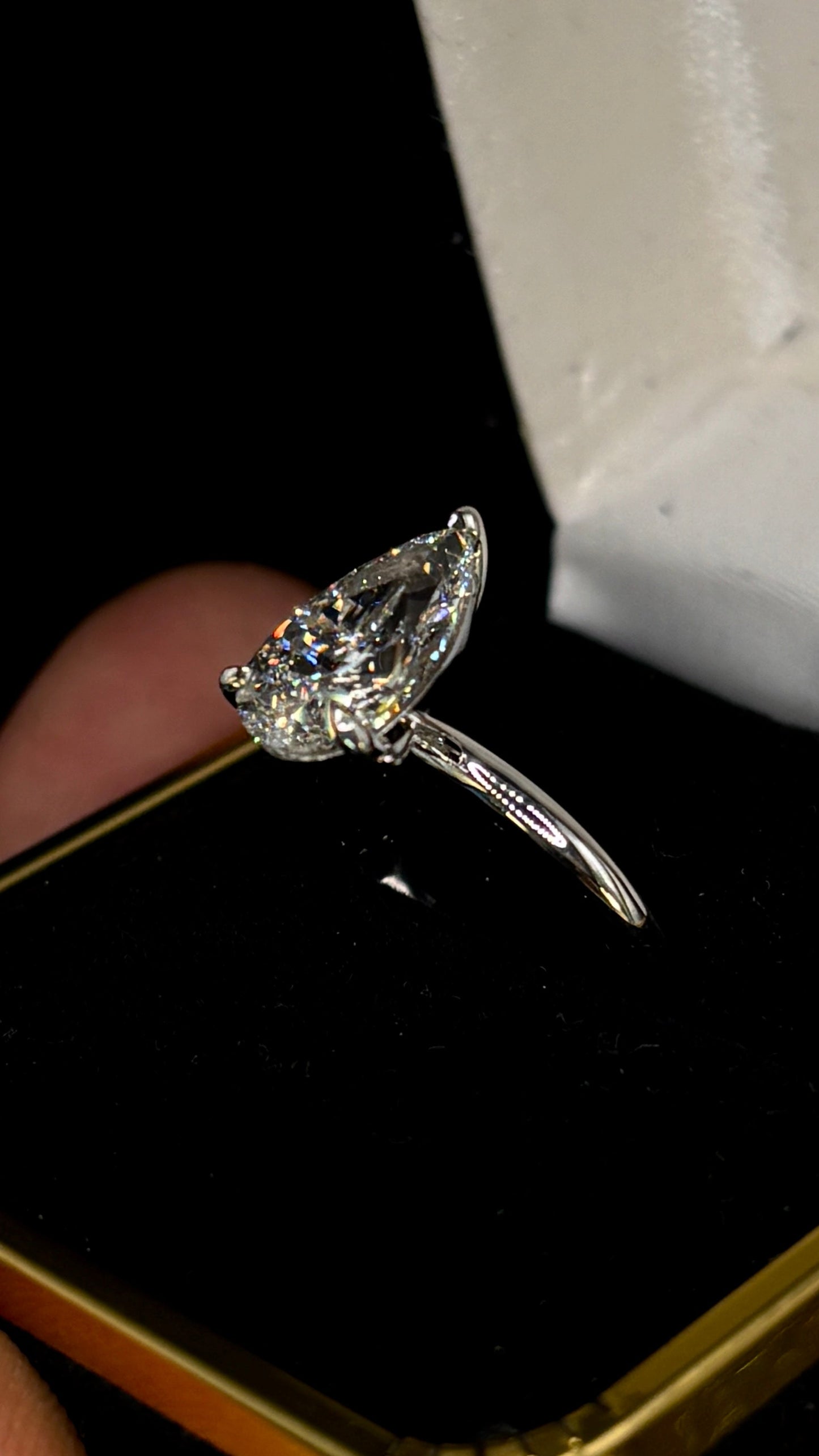 3.00ct Pear Cut (E VS1) Diamond Engagement Ring – IGI Certified – Sleek Solitaire