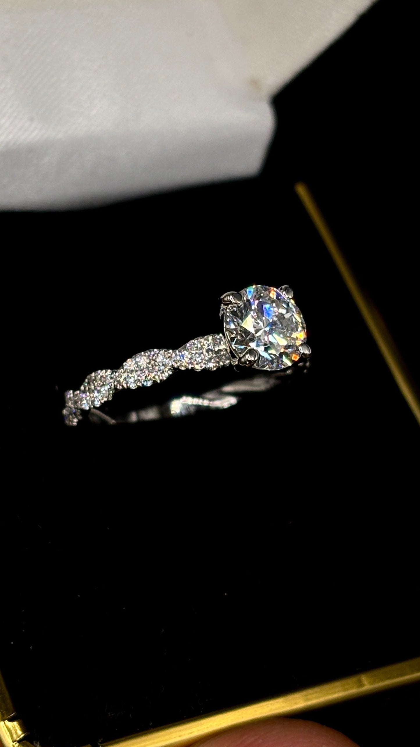 1.00ct Round Brilliant (D VS1) Diamond Engagement Ring – IGI Certified – Criss Cross Shank