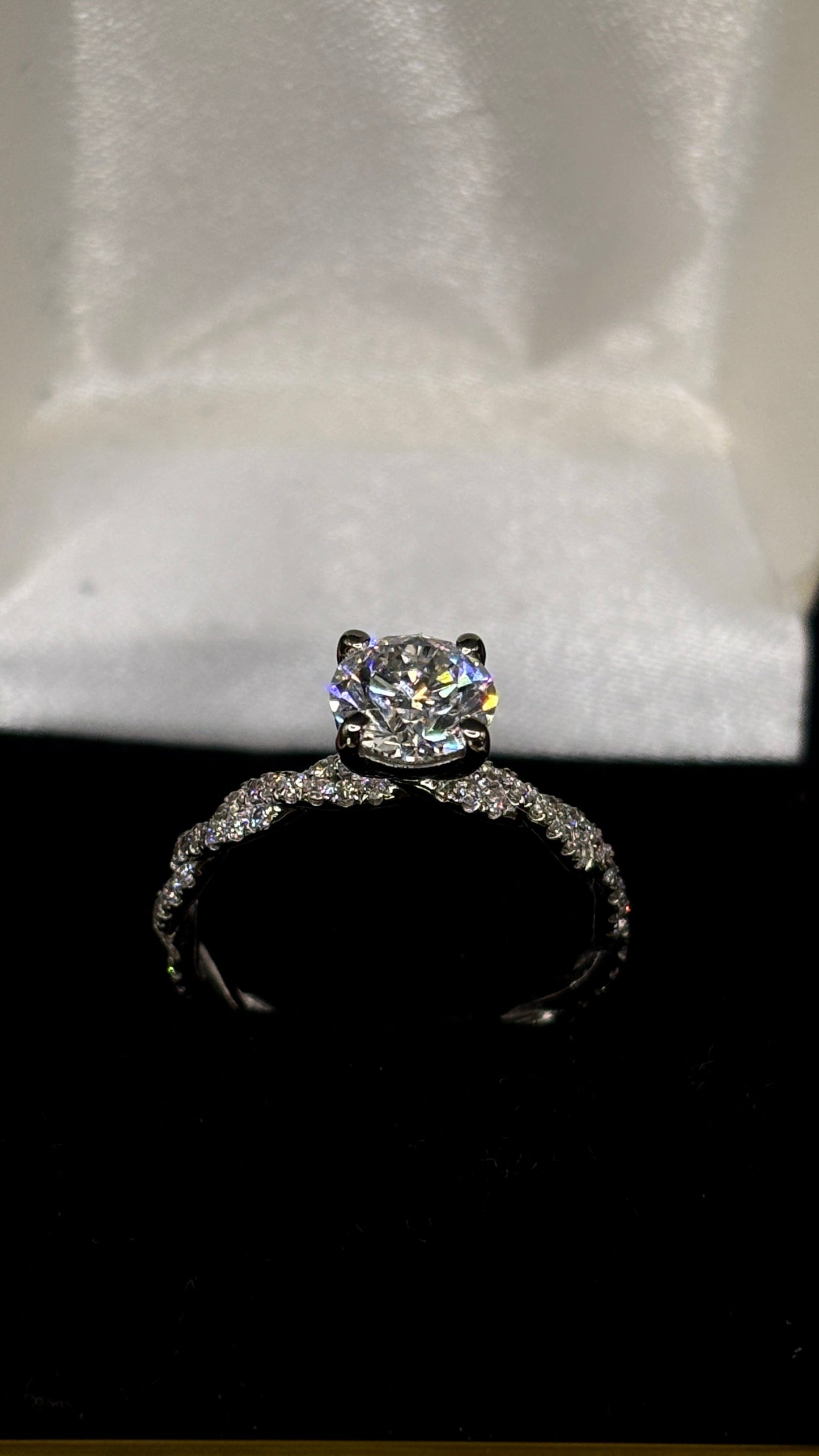 1.00ct Round Brilliant (D VS1) Diamond Engagement Ring – IGI Certified – Criss Cross Shank