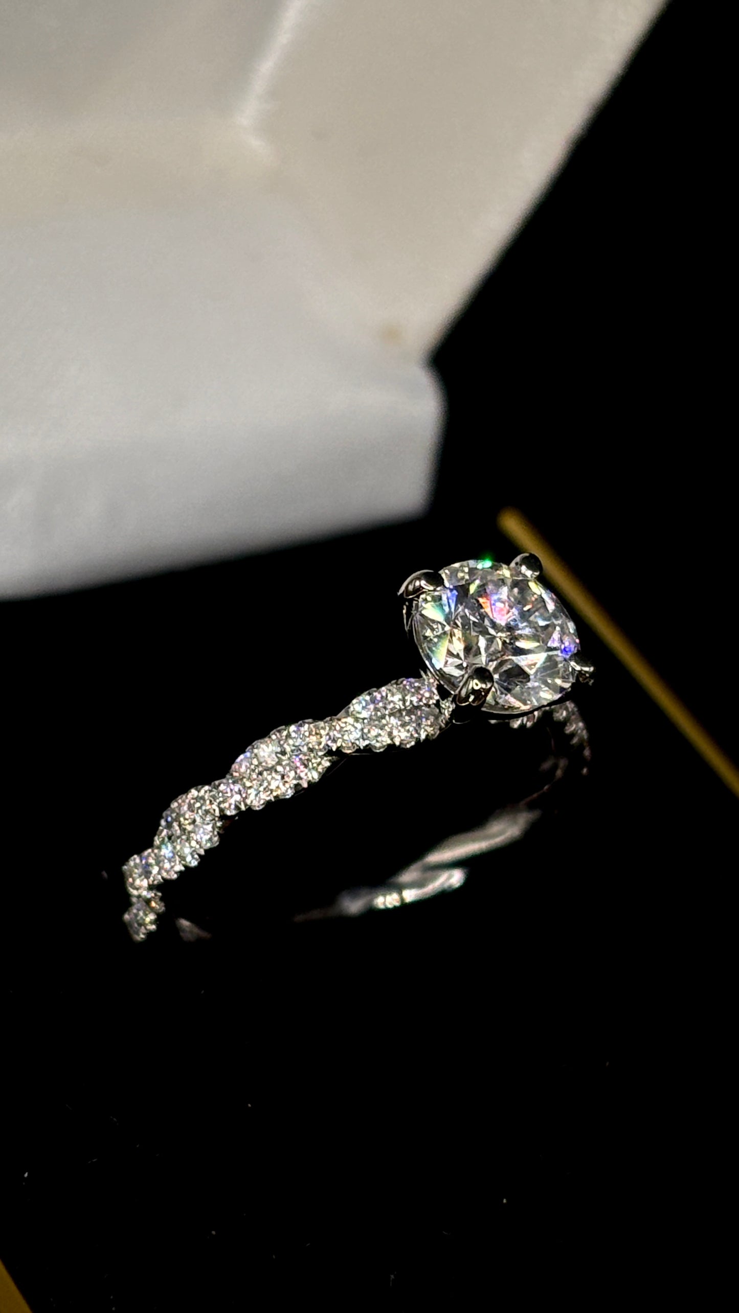 1.00ct Round Brilliant (D VS1) Diamond Engagement Ring – IGI Certified – Criss Cross Shank