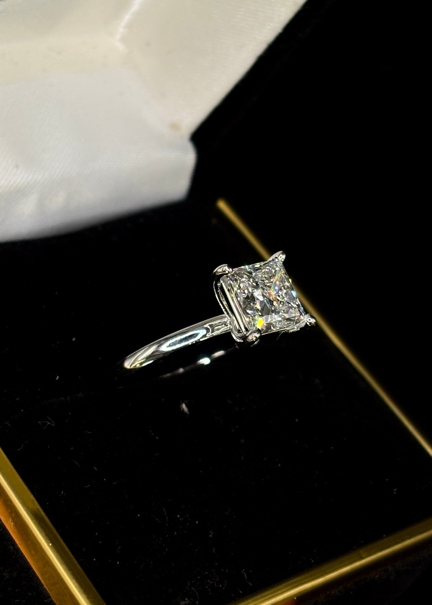 2.00ct Princess Cut (E VVS2) Diamond Engagement Ring – IGI Certified – Sleek Solitaire