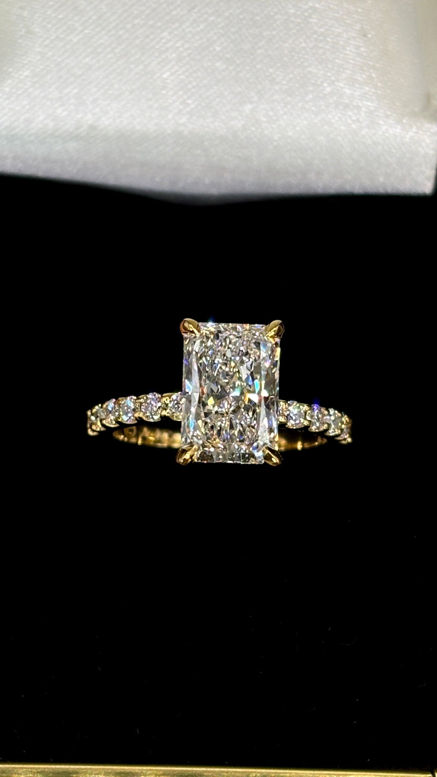 2.50ct Radiant Cut (E VS1) Diamond Engagement Ring – IGI Certified – Diamond Shank