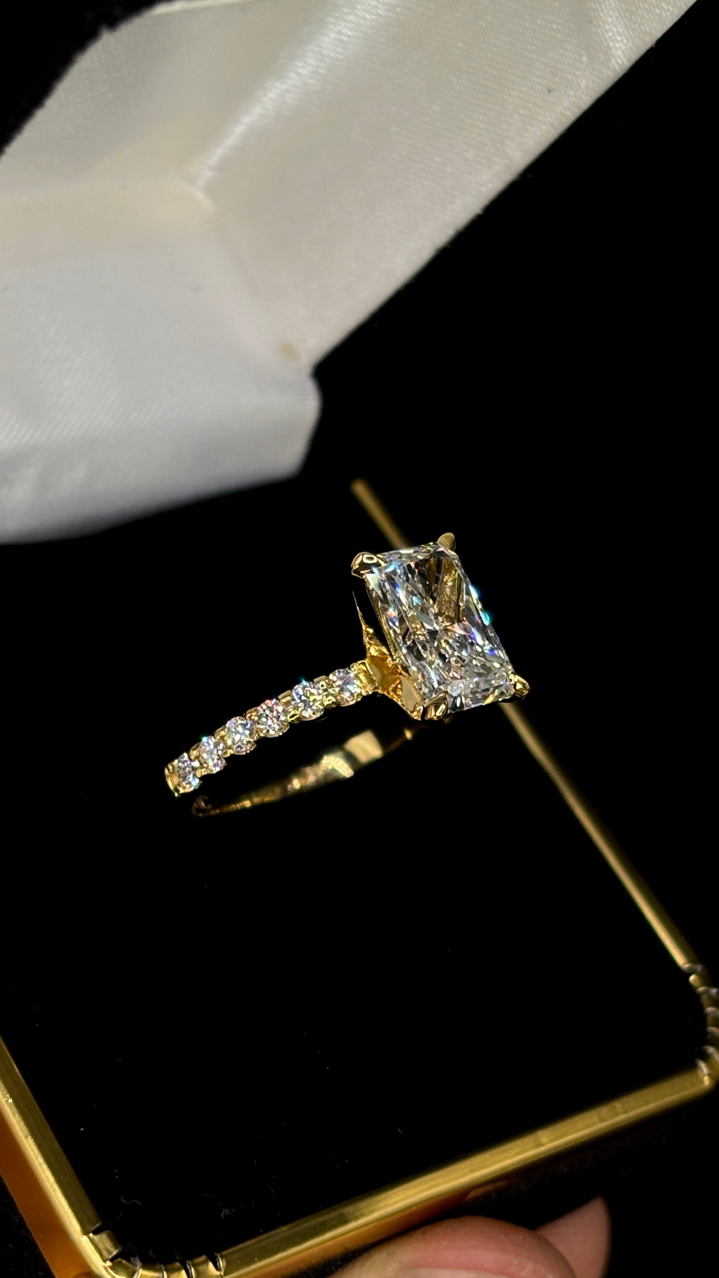 2.50ct Radiant Cut (E VS1) Diamond Engagement Ring – IGI Certified – Diamond Shank