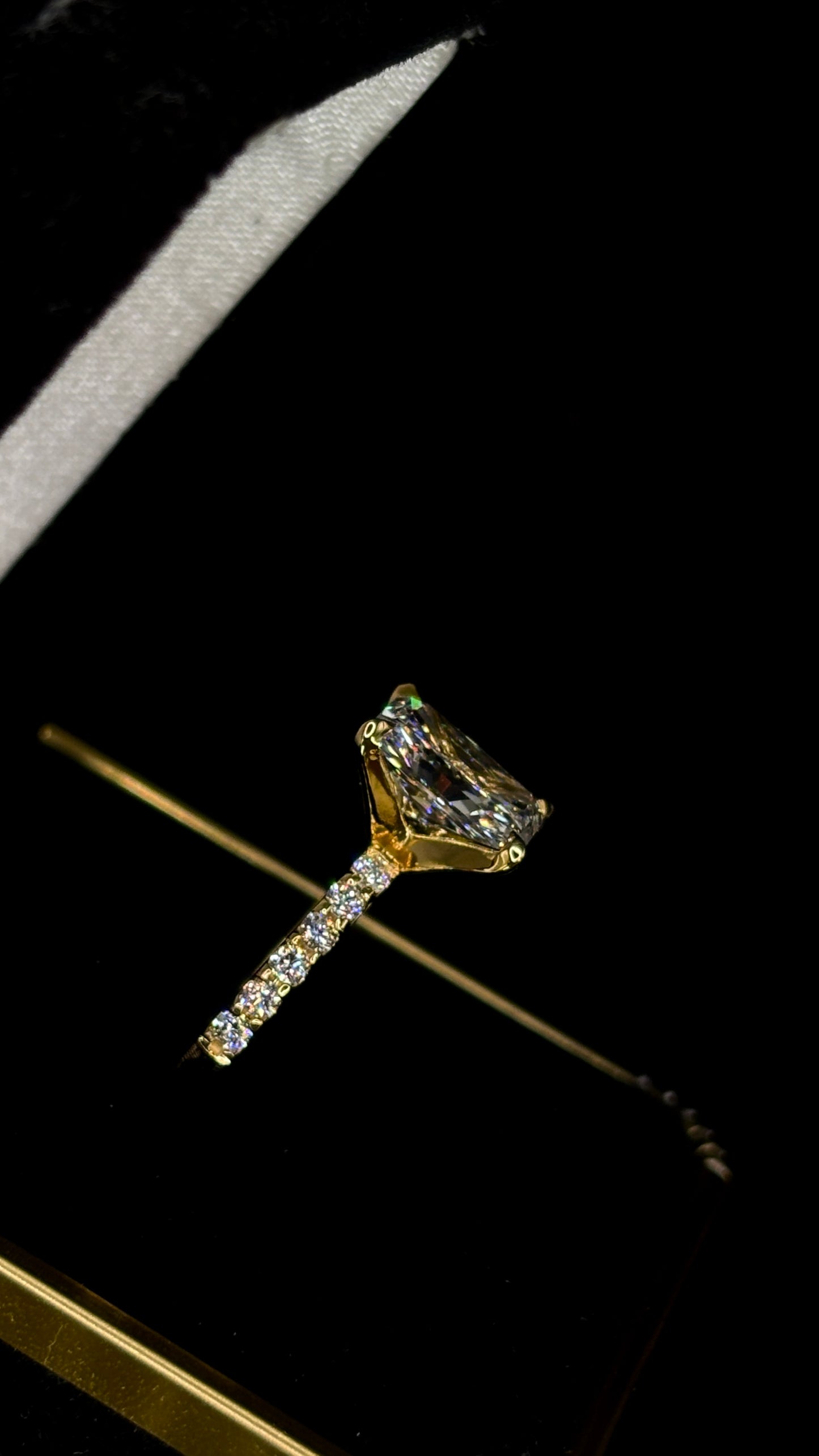 2.50ct Radiant Cut (E VS1) Diamond Engagement Ring – IGI Certified – Diamond Shank
