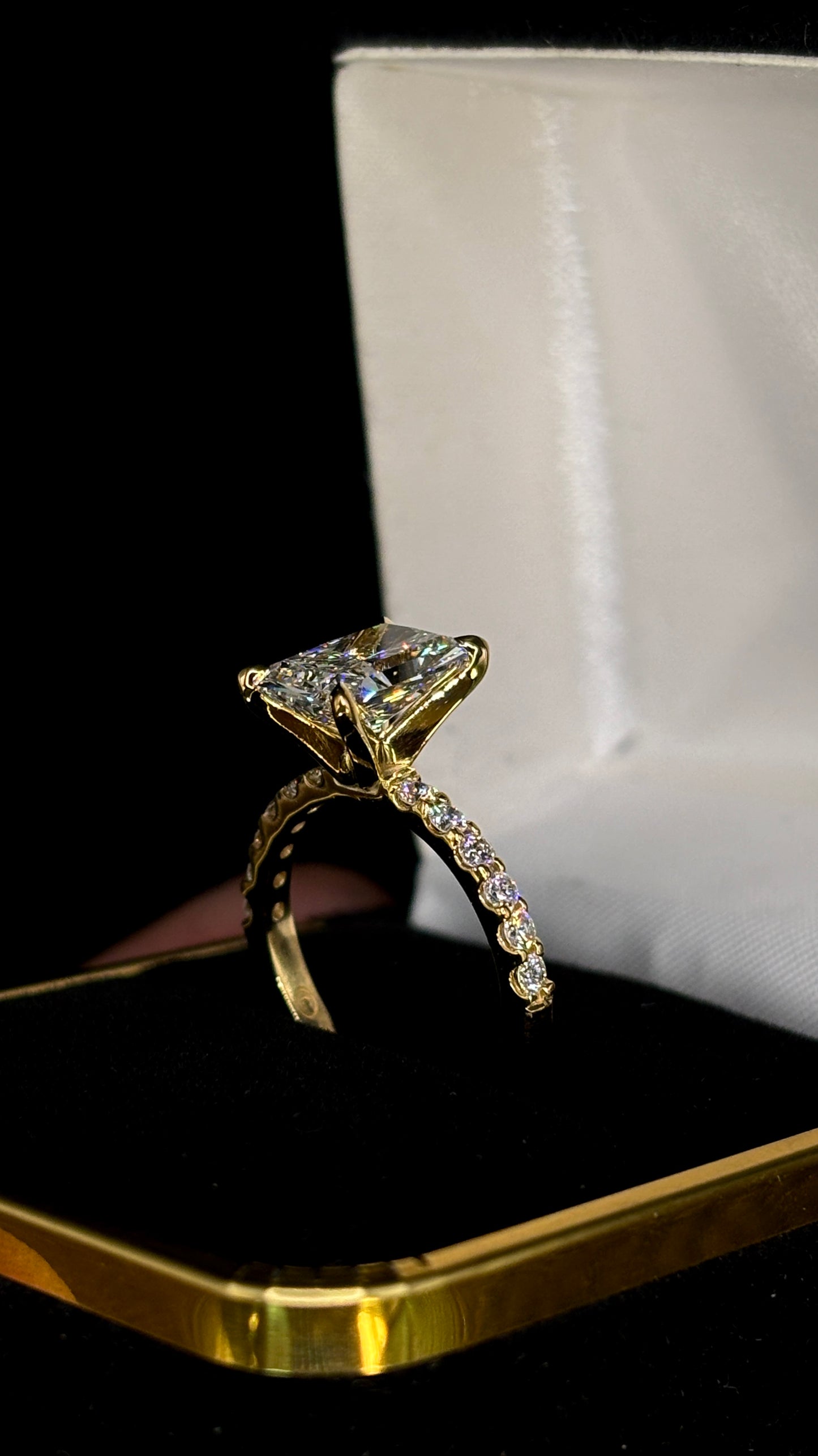 2.50ct Radiant Cut (E VS1) Diamond Engagement Ring – IGI Certified – Diamond Shank