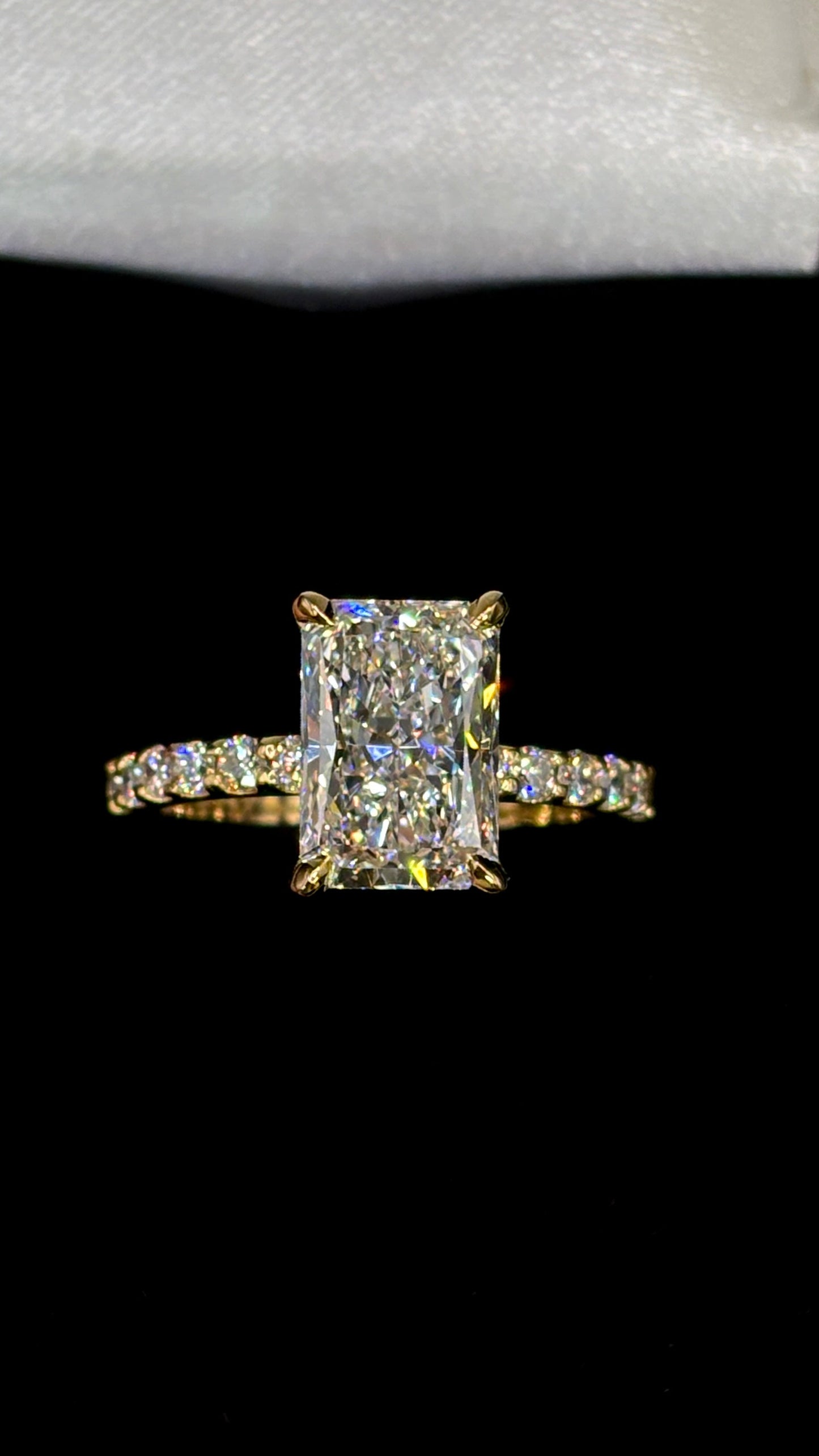2.50ct Radiant Cut (E VS1) Diamond Engagement Ring – IGI Certified – Diamond Shank