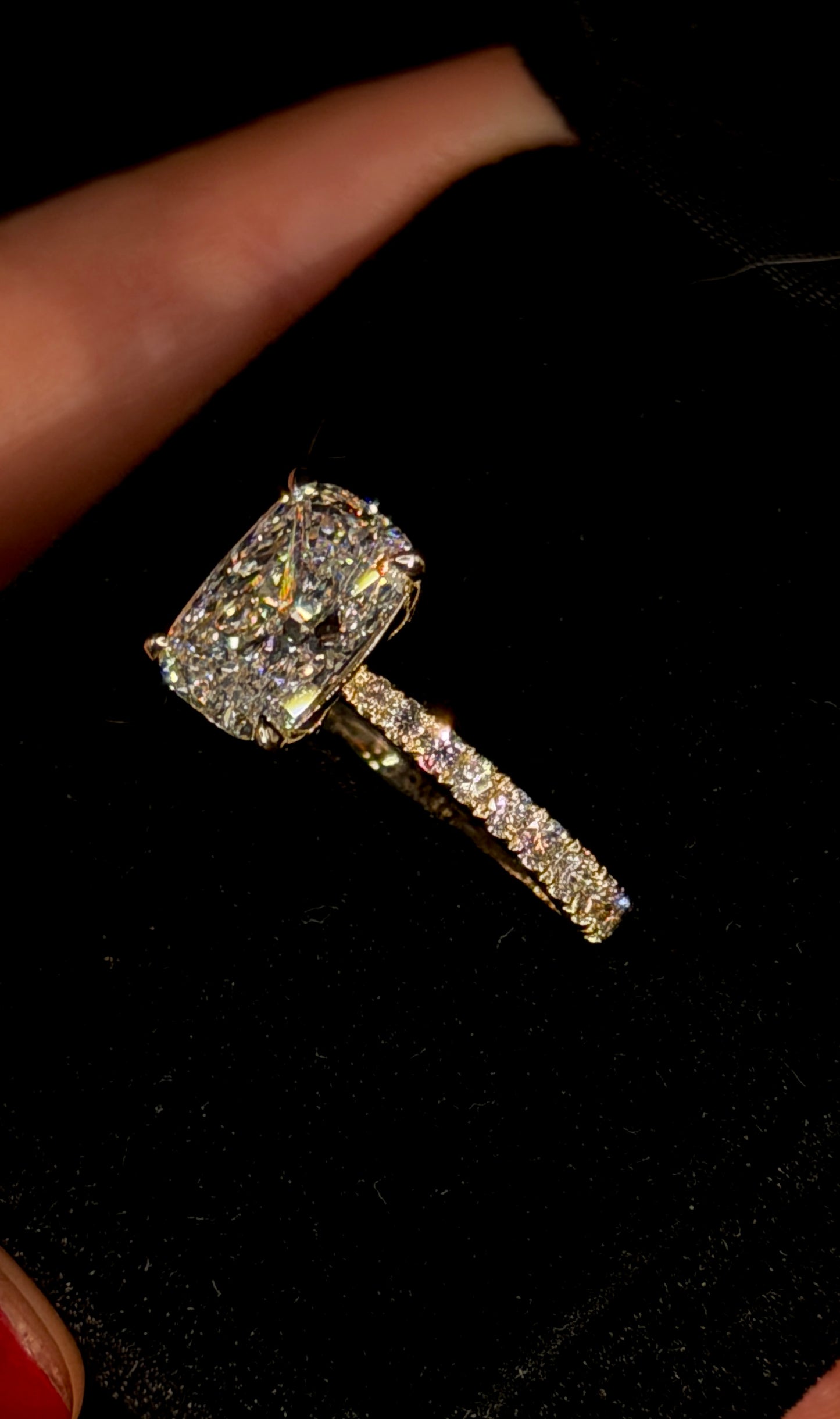 3.00ct Cushion Elongated D VVS2 Graduated Shank Diamond Ring – IGI Certified