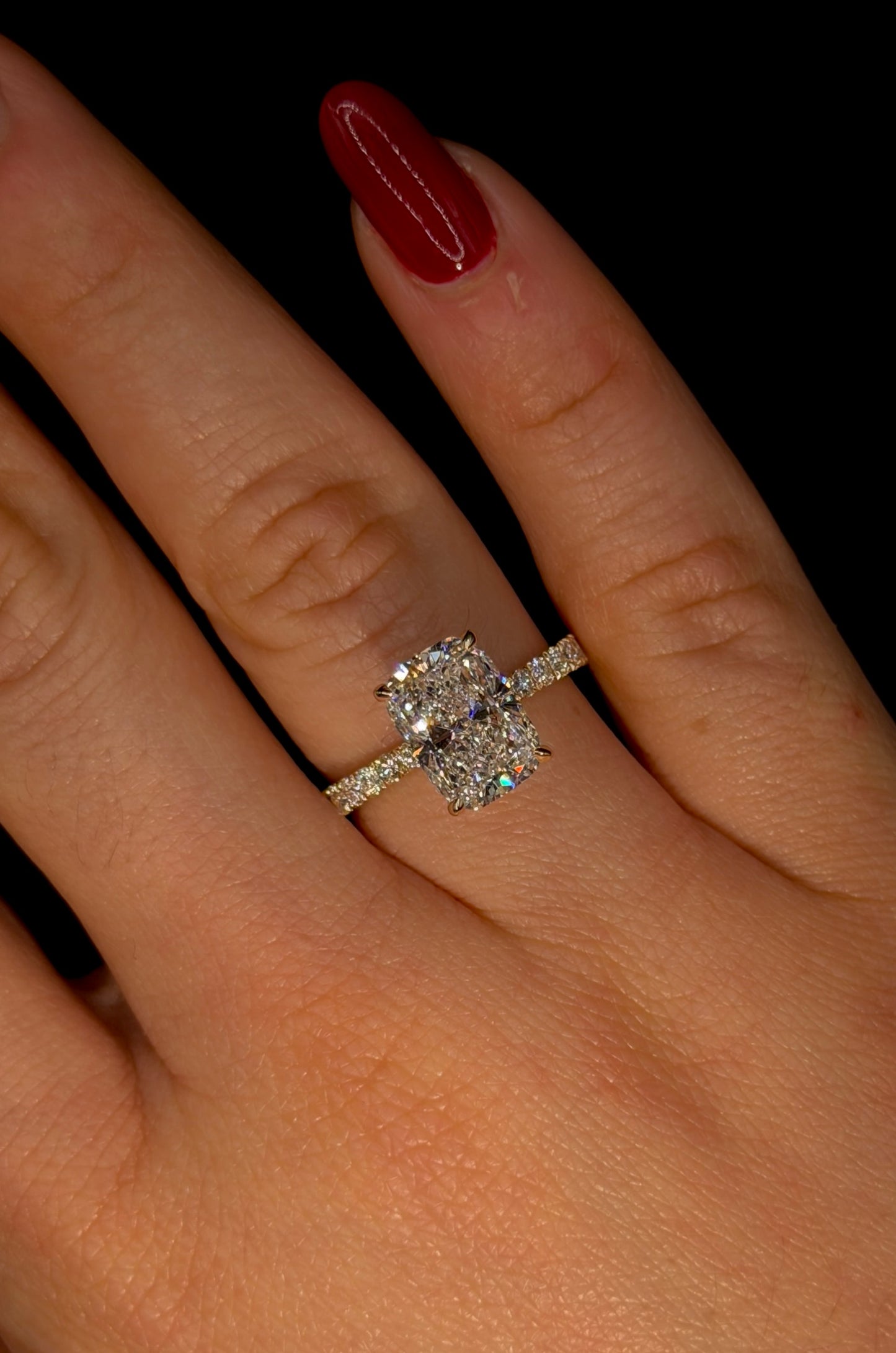 3.00ct Cushion Elongated D VVS2 Graduated Shank Diamond Ring – IGI Certified