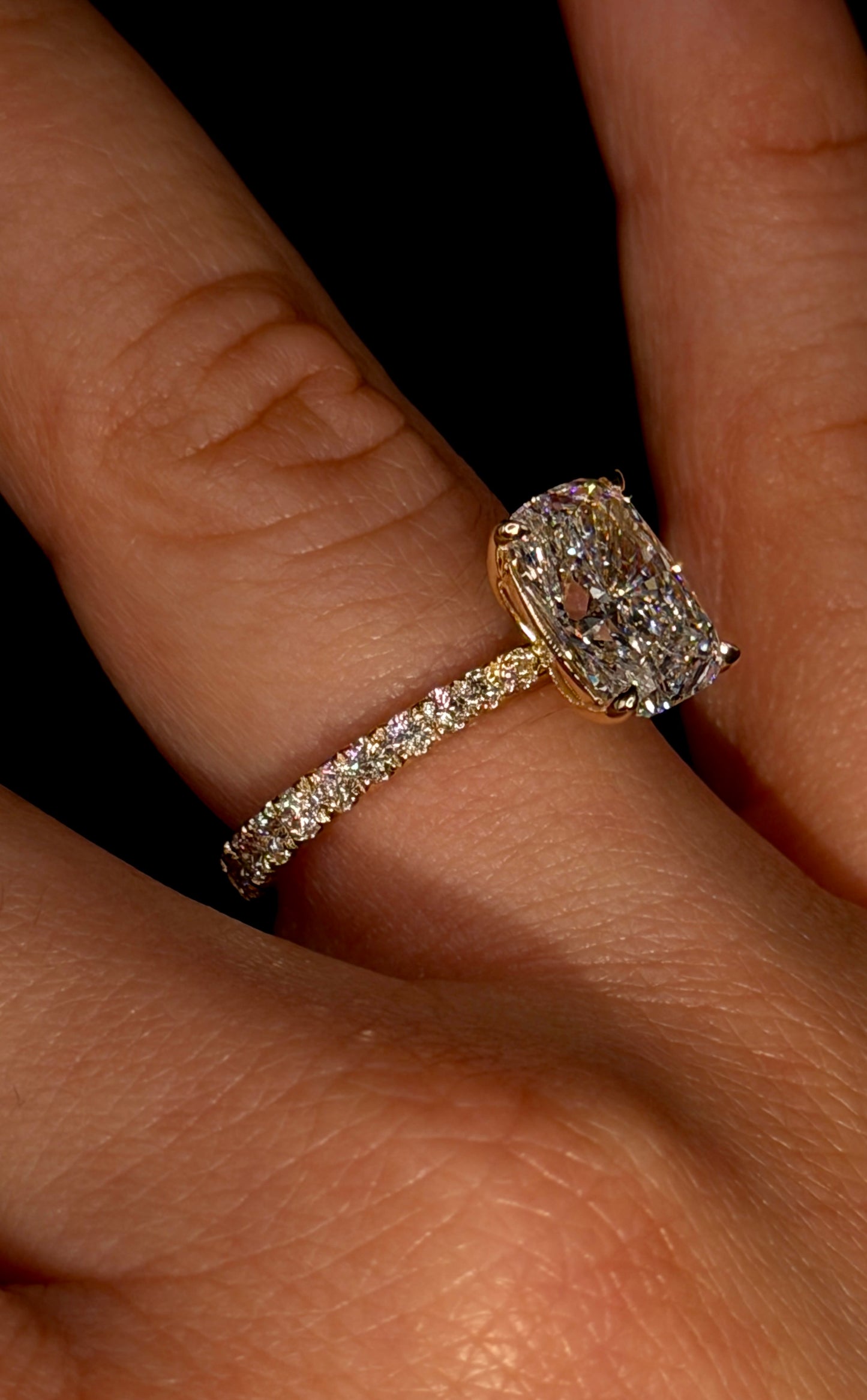 3.00ct Cushion Elongated D VVS2 Graduated Shank Diamond Ring – IGI Certified